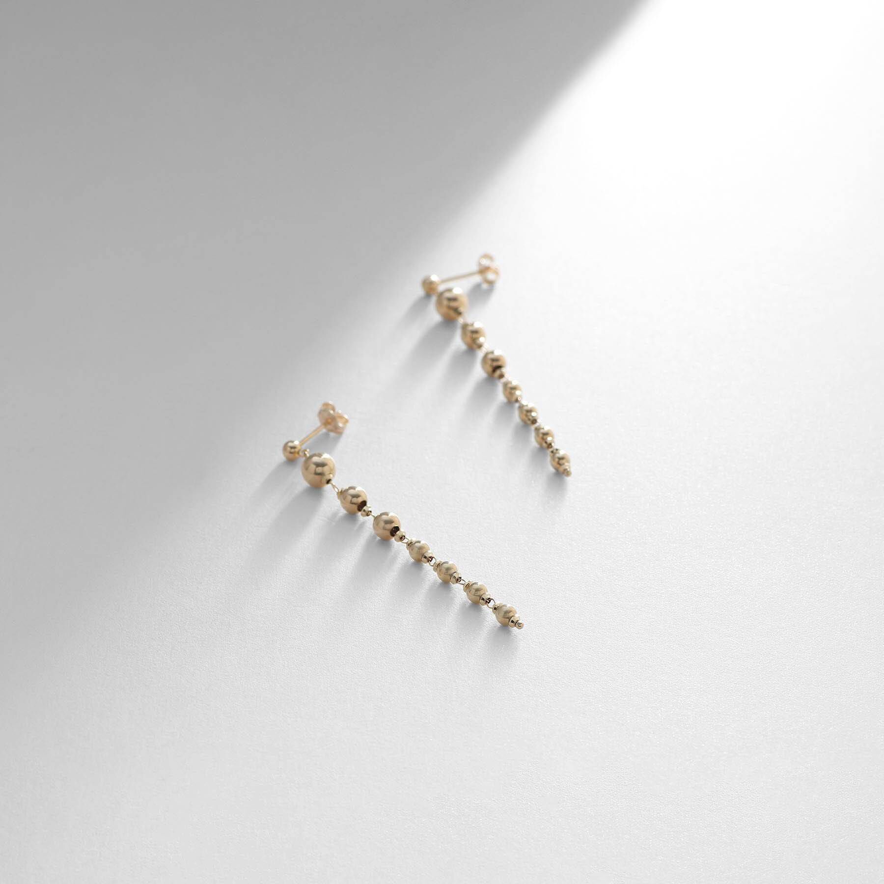 COCOSHNIK「K10中空ボール目開けグラデーション スタッドピアス」|ピアス|イエローゴールド(1