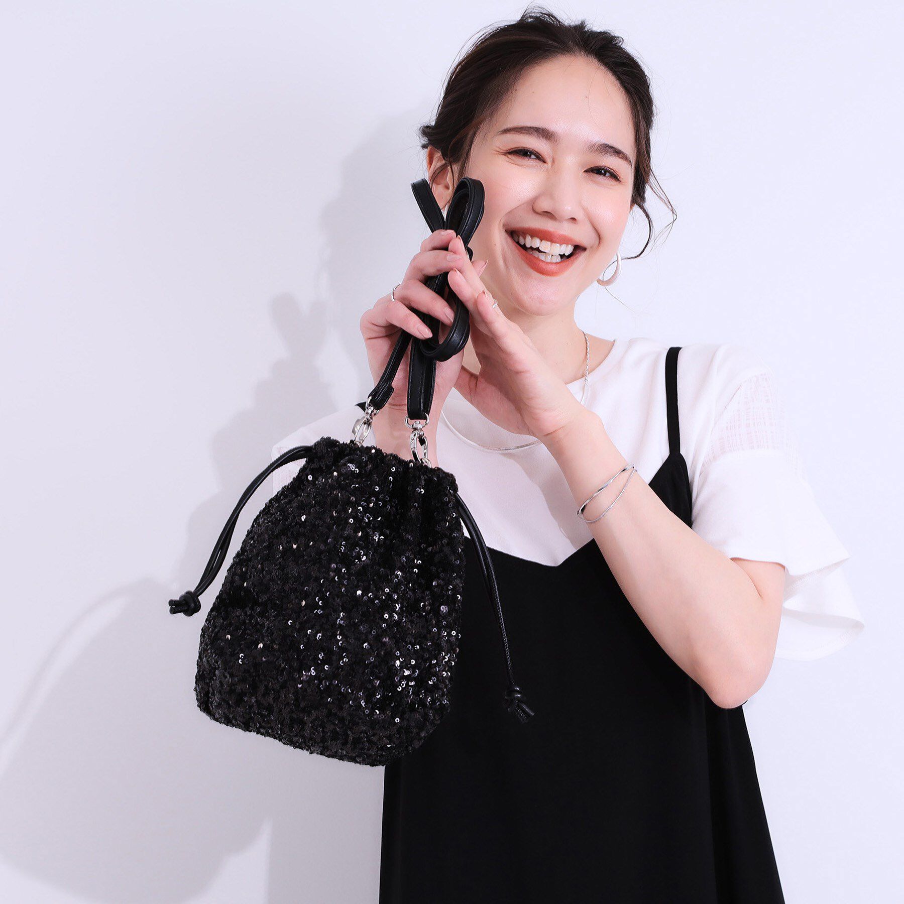 SHOO･LA･RUE「スパンコール巾着ショルダーバッグ」|ショルダー・メッセンジャー|ブラック(019)