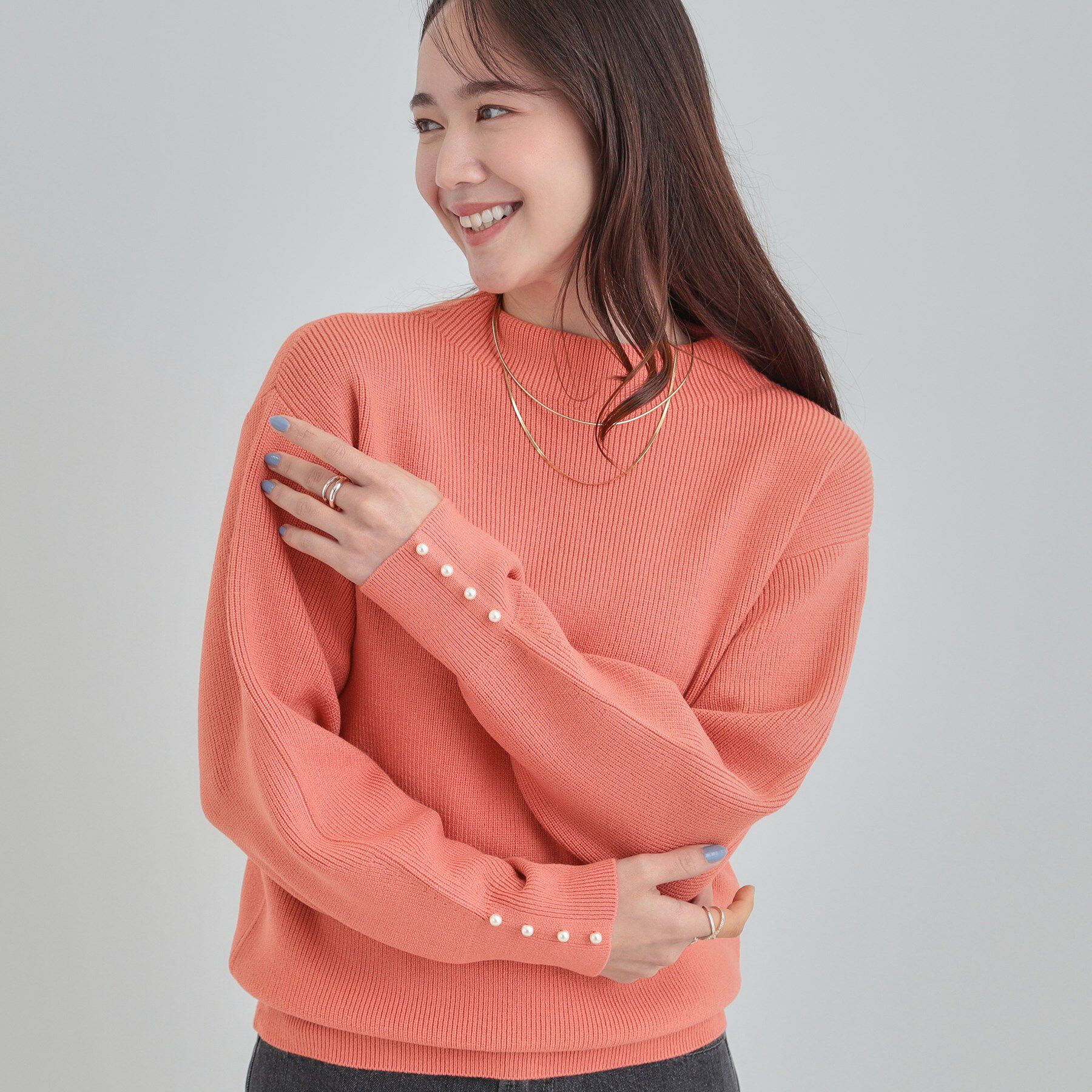 SHOO･LA･RUE「【洗える／毛玉になりにくい】お袖パールで上品な ハイネックニット」|ニット・セーター|ピンク(076)