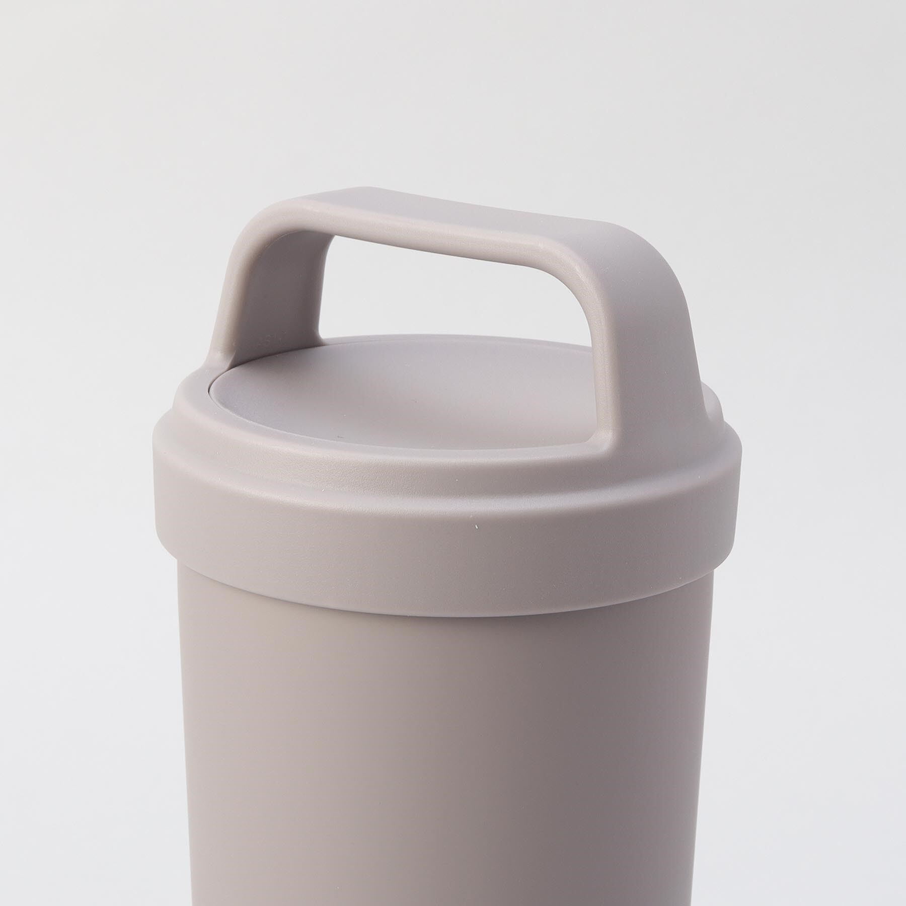 212 KITCHEN STORE「holms ハンドル付きタンブラー 500 ダークグレー」|グラス・マグカップ|