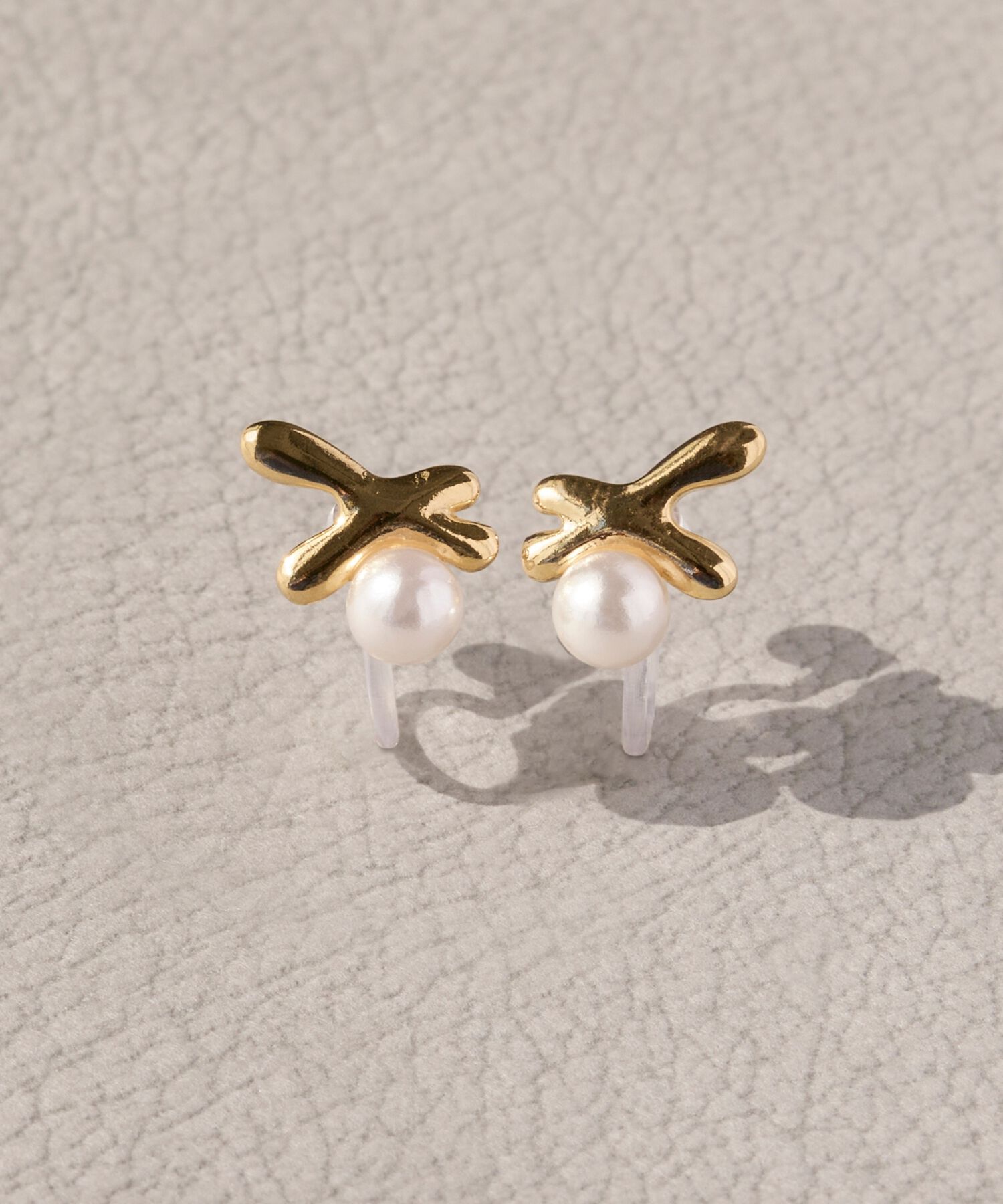 Phoebe「【金属アレルギー対応】ハンドライトメタルパールイヤリング」|イヤリング|