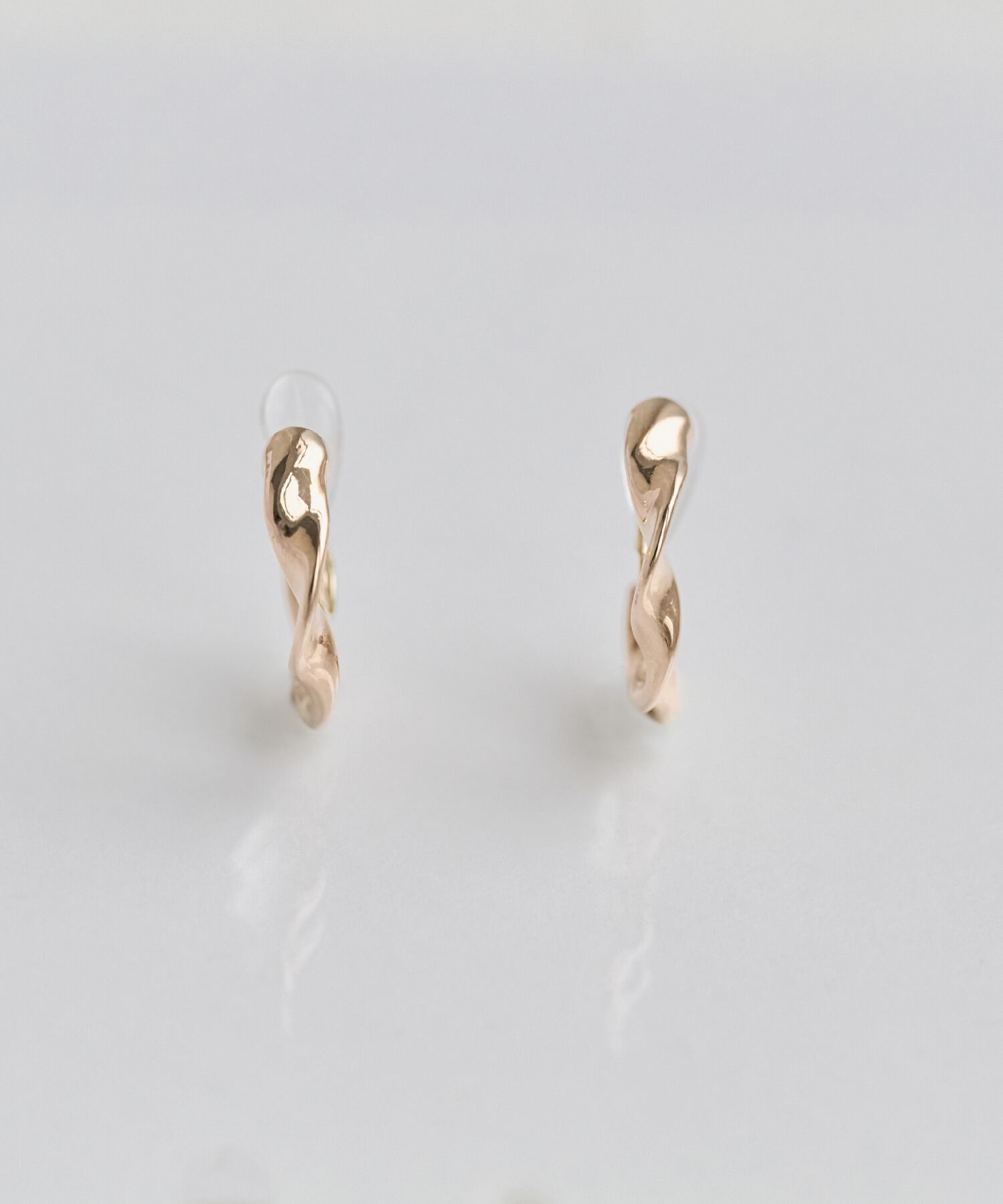 Phoebe「【金属アレルギー対応/痛くないシリーズ】メタルループフィットイヤリング　シャンパンゴールド」|イヤリング|