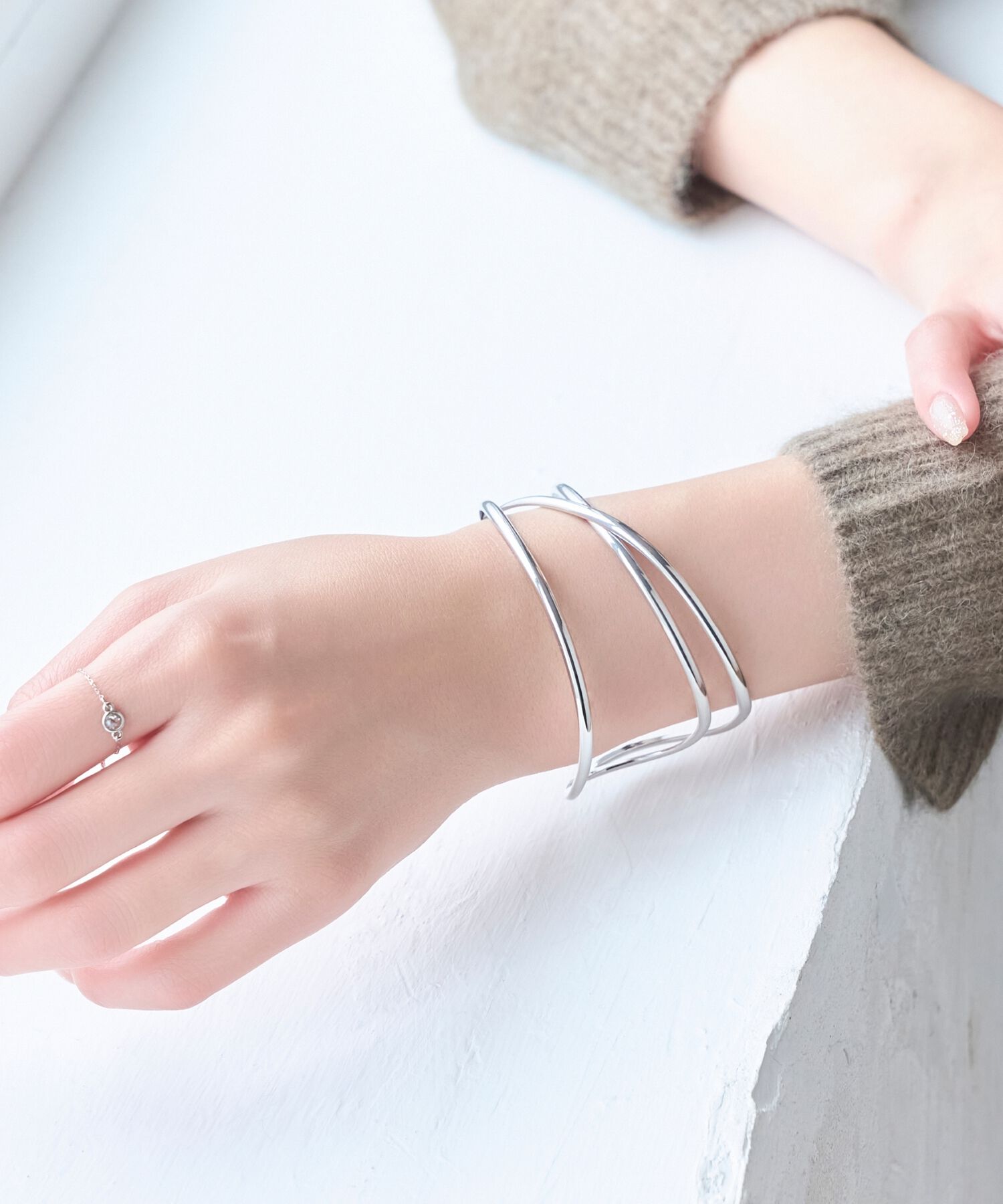 Phoebe「ニュアンスラインワイドカフバングル シルバー」|ブレスレット・バングル|
