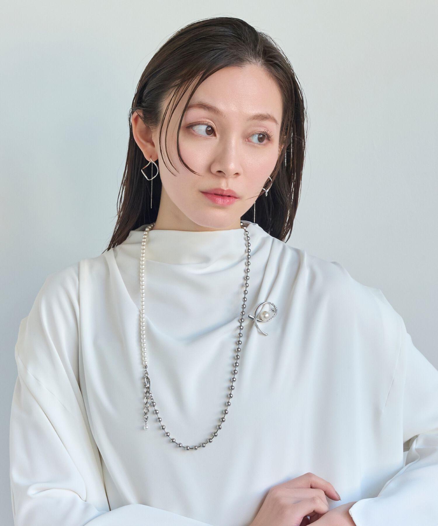 Phoebe「クロスカーブパールビジューブローチ　シルバー」|ブローチ・コサージュ|