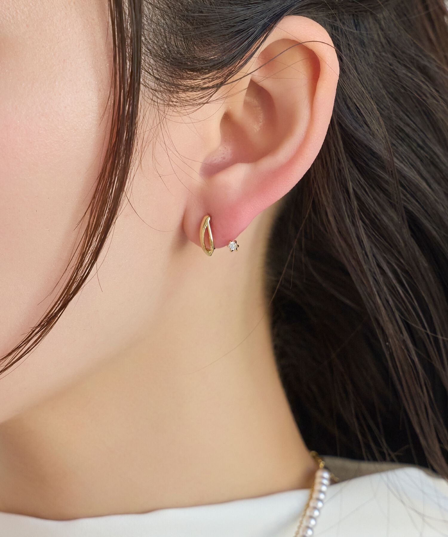 Phoebe「【痛くないシリーズ】リーフビジューフロートライトフィットイヤリング　ゴールド」|イヤリング|ゴールド