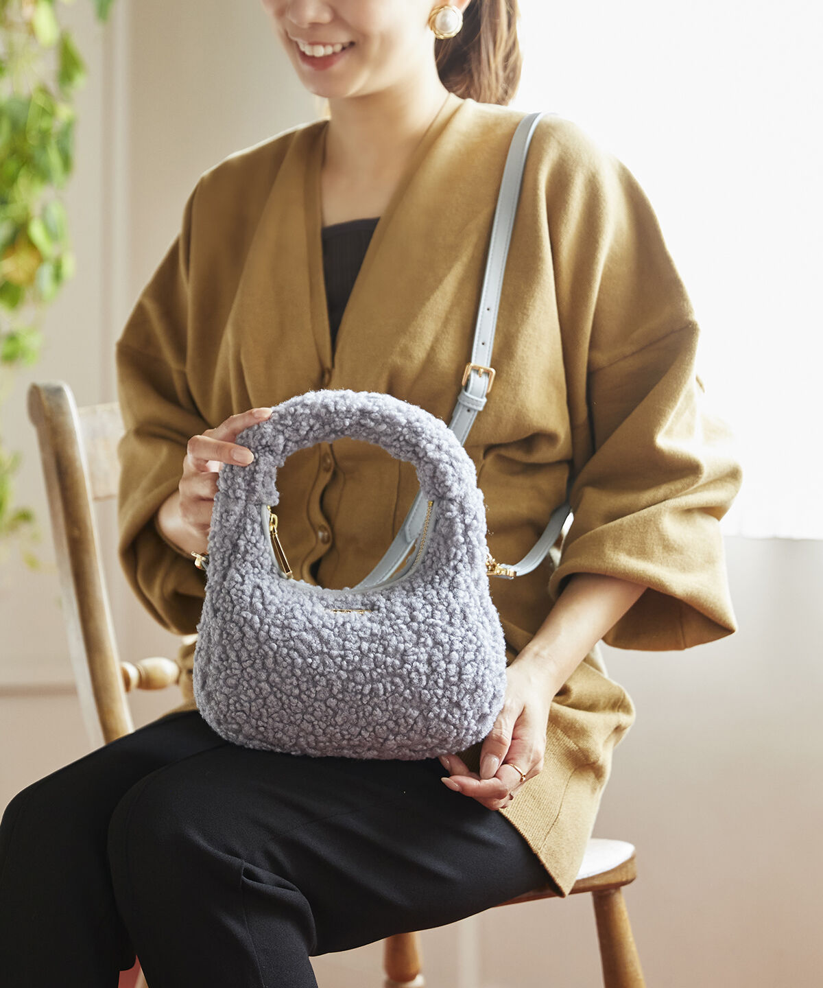 Samantha Thavasa「カールファー ハーフムーンバッグ」|ハンドバッグ|