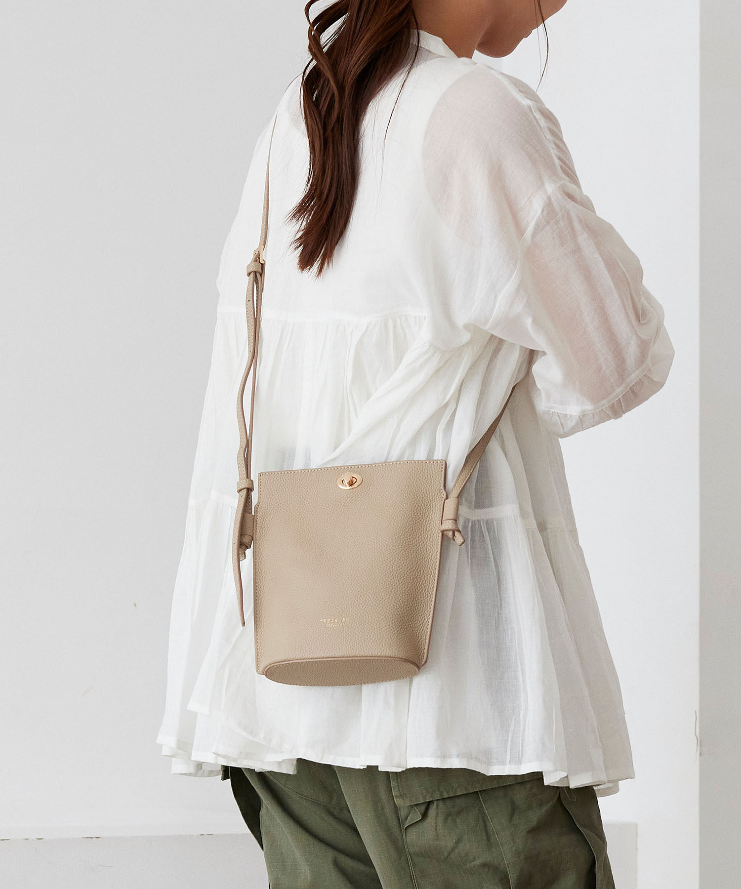 TOPKAPI TREASURE「【TREASURE TOPKAPI】シュリンクレザー ミニ バケツ型 ショルダーバッグ」|ショルダー・メッセンジャー|グレージュ