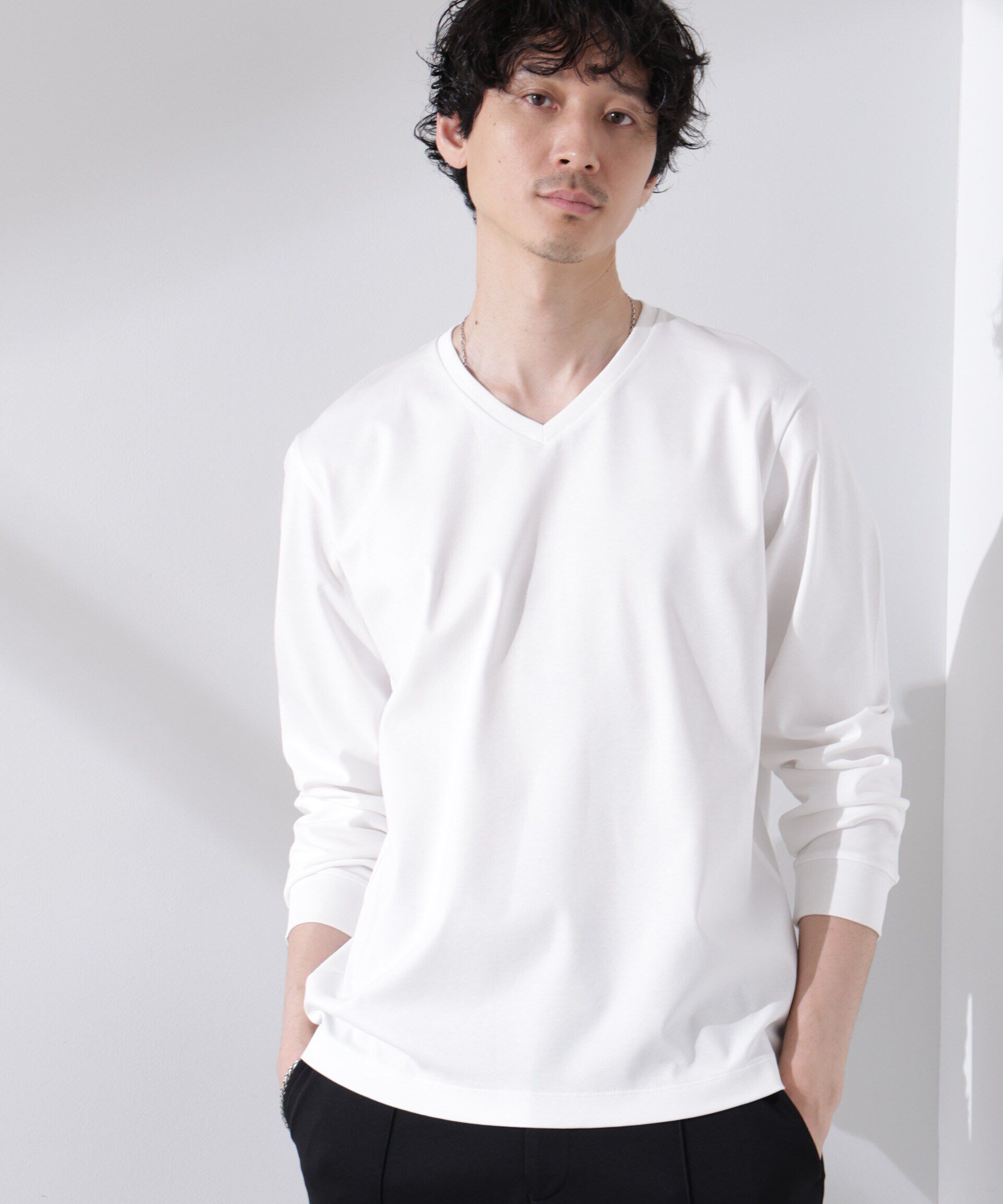 nano･universe「アンチスメル VネックTシャツ 長袖」|Tシャツ・カットソー|ホワイト