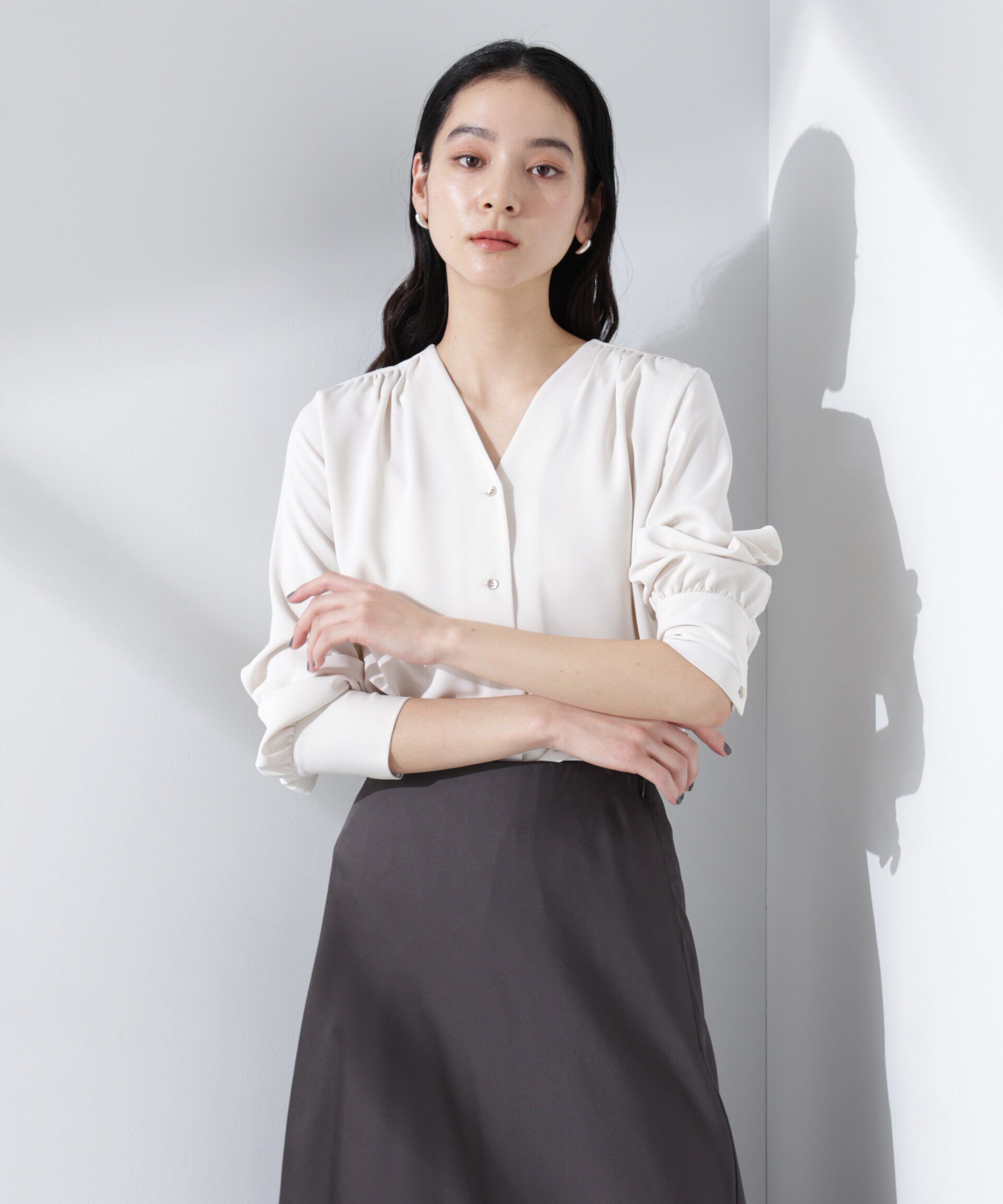 nano･universe「フロントボタンVネックブラウス」|シャツ・ブラウス|