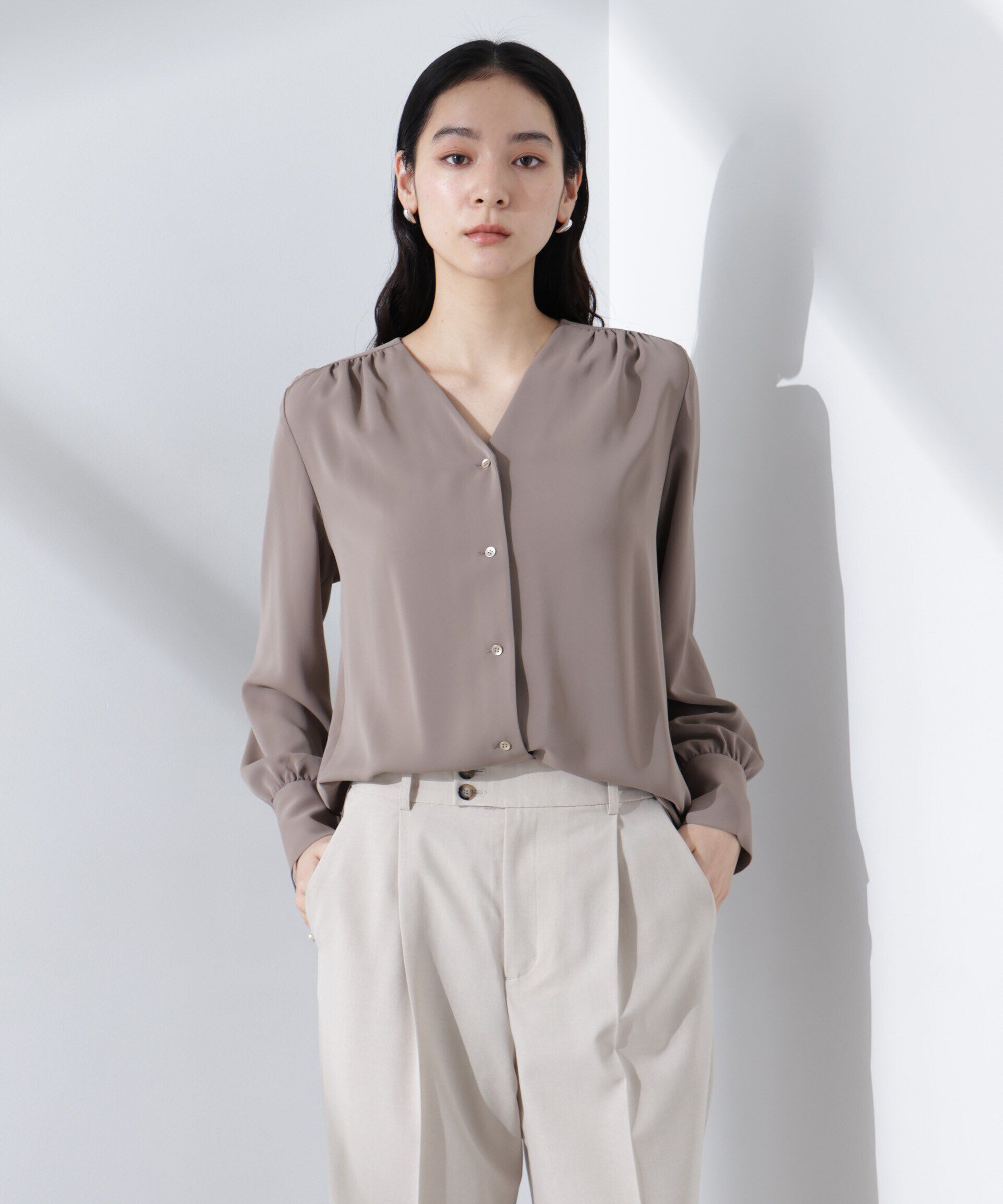 nano･universe「フロントボタンVネックブラウス」|シャツ・ブラウス|