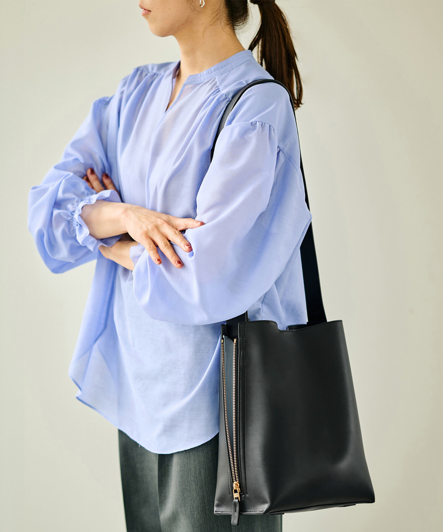 E'POR「【E'POR】Y BAG Shoulder Medium（サイドジップショルダーバッグ）【WEB限定/一部店舗限定】【メディア掲載」|ショルダー・メッセンジャー|ブラック(01)