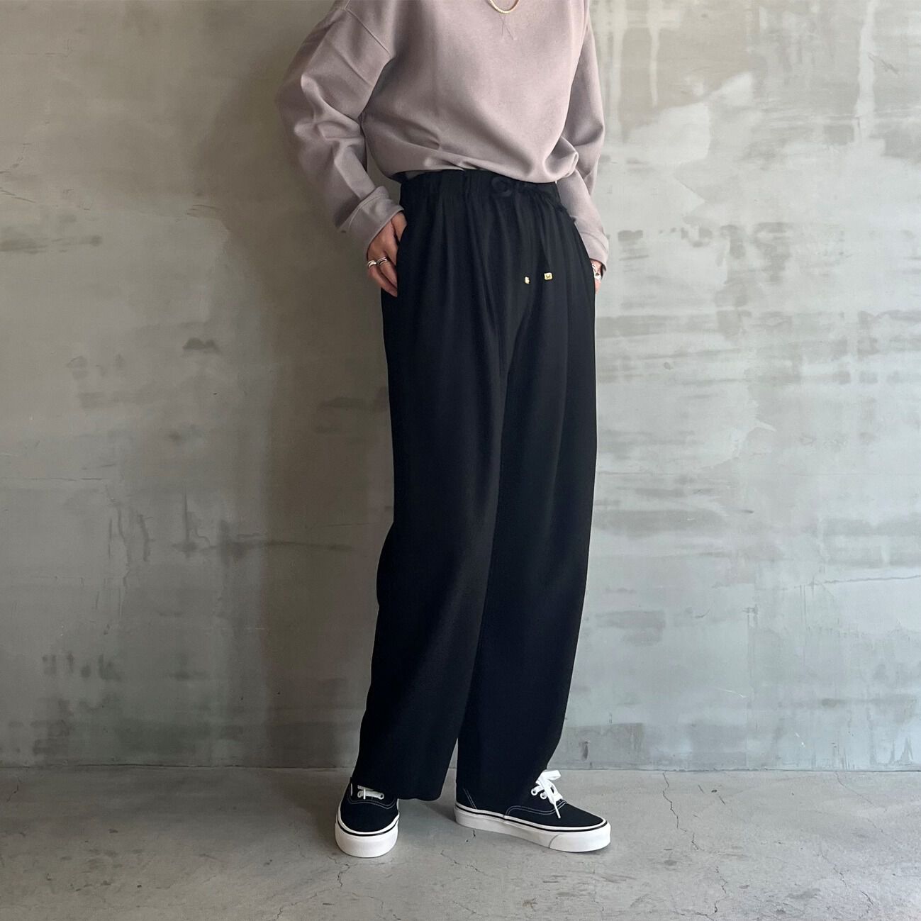 HELIOPOLE「HELIOPOLE BACK SATIN EASY TUCK PANTS」|チノ|