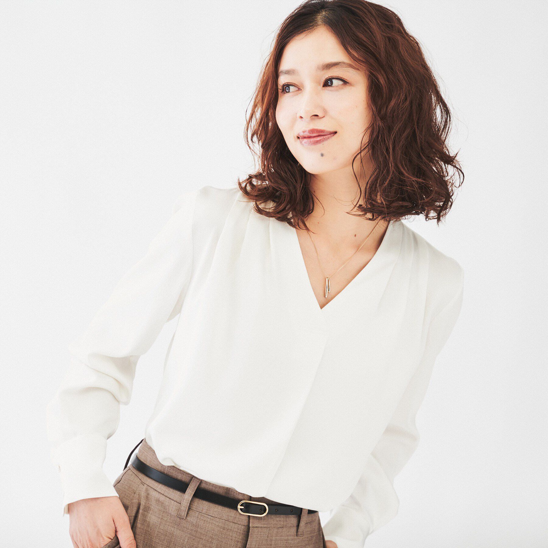 UNTITLED「【通勤スーツ/入卒/セレモニー】サテンVネックブラウス」|シャツ・ブラウス|オフホワイト(003