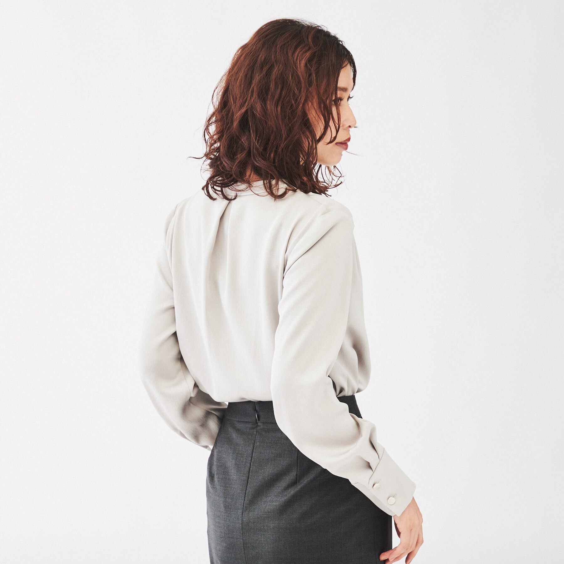 UNTITLED「【通勤スーツ/入卒/セレモニー】サテンVネックブラウス」|シャツ・ブラウス|