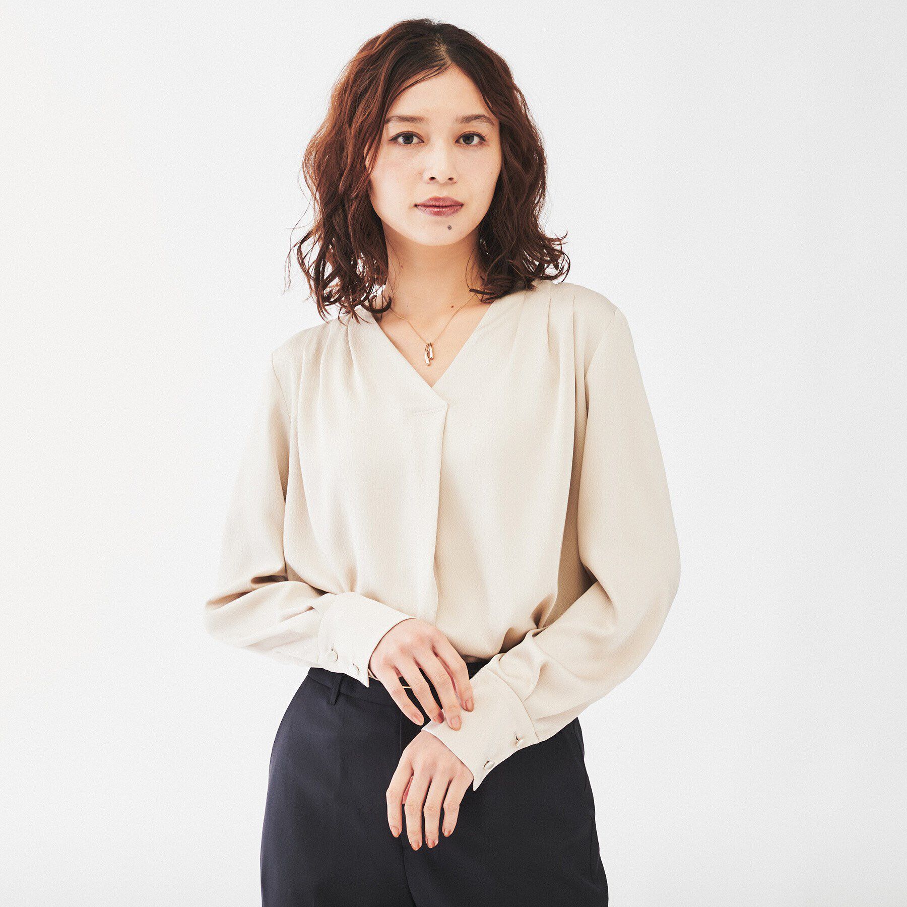 UNTITLED「【通勤スーツ/入卒/セレモニー】サテンVネックブラウス」|シャツ・ブラウス|