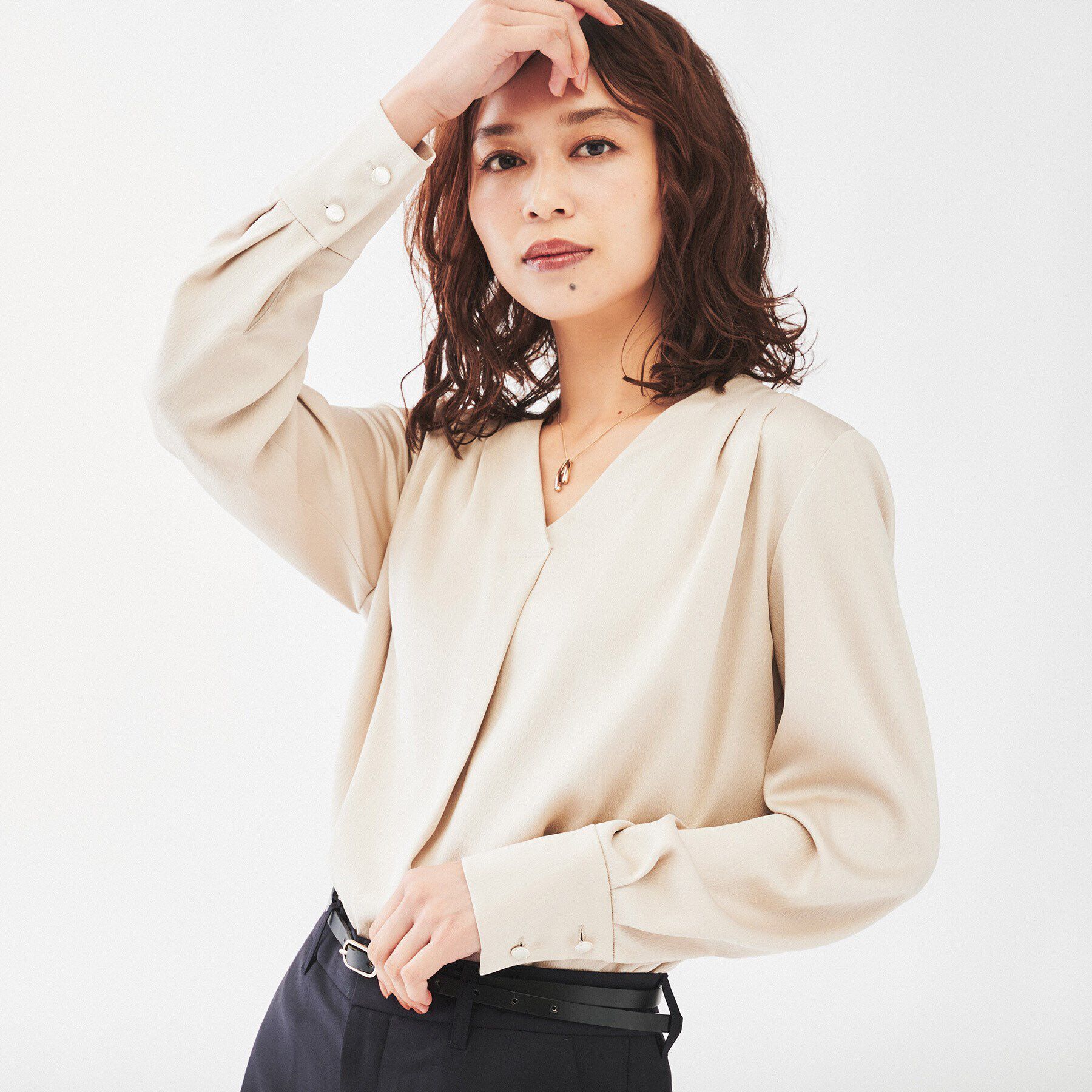 UNTITLED「【通勤スーツ/入卒/セレモニー】サテンVネックブラウス」|シャツ・ブラウス|グレージュ(050)