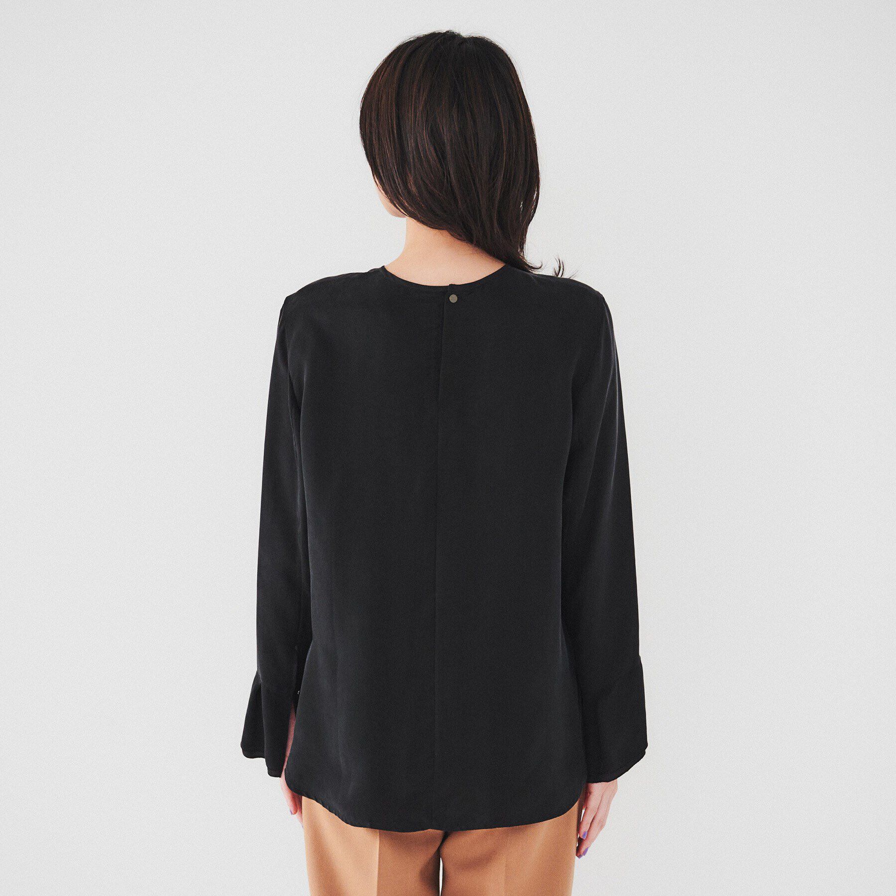 UNTITLED「【日本製/シーズンレス/重ね着にもおすすめ】シルキータッチブラウス」|シャツ・ブラウス|