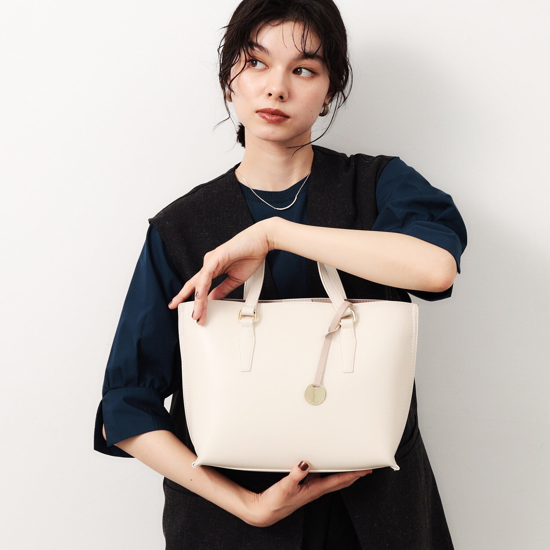 OPAQUE.CLIP「【2WAY／通勤対応】バイカラースムース合皮ミドルバッグ」|トートバッグ|