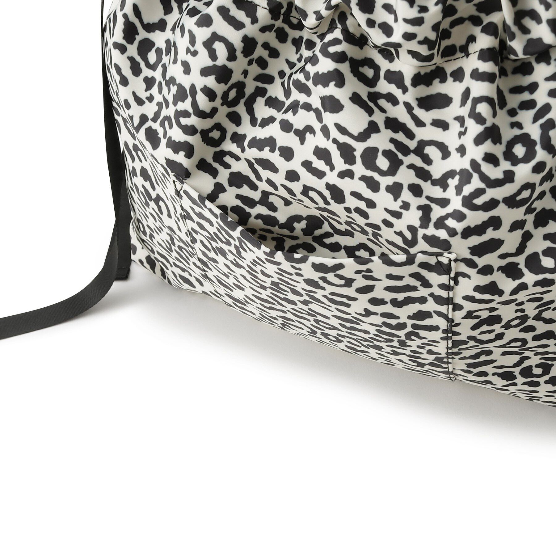 OPAQUE.CLIP「【軽量／A4収納可能】レオパード柄ドローストリングショルダーバッグ」|ショルダー・メッセンジャー|