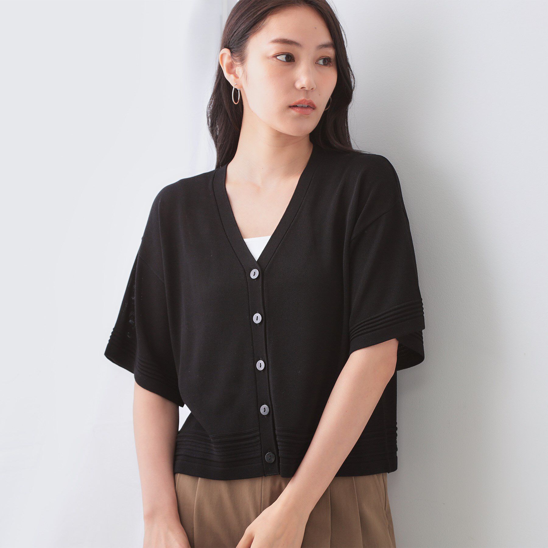 OPAQUE.CLIP「Vネックショートニットカーディガン【洗濯機洗い可/抗ピル】」|カーディガン|ブラック(019)