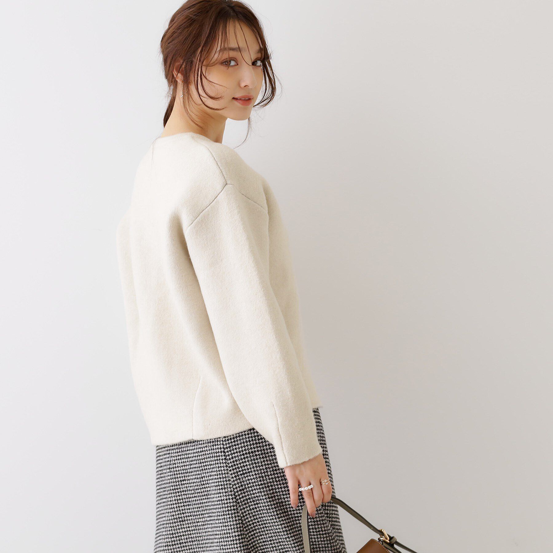 Couture broach「【上品仕立て】パール調釦コクーンニットジャケット」|ノーカラージャケット|