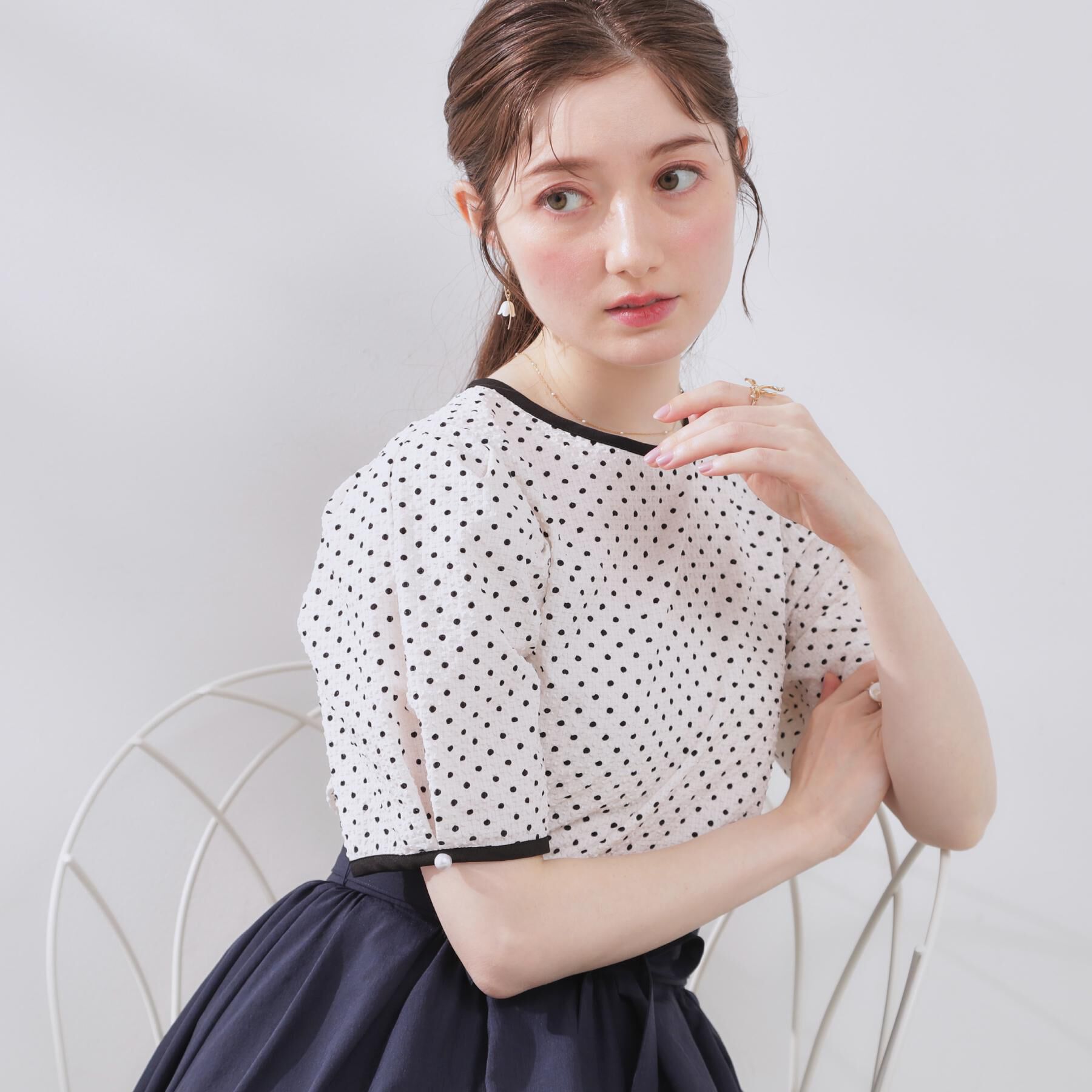 Couture broach「【フェミニン・二の腕カバー・通勤】サッカードットデザインブラウス」|シャツ・ブラウス|