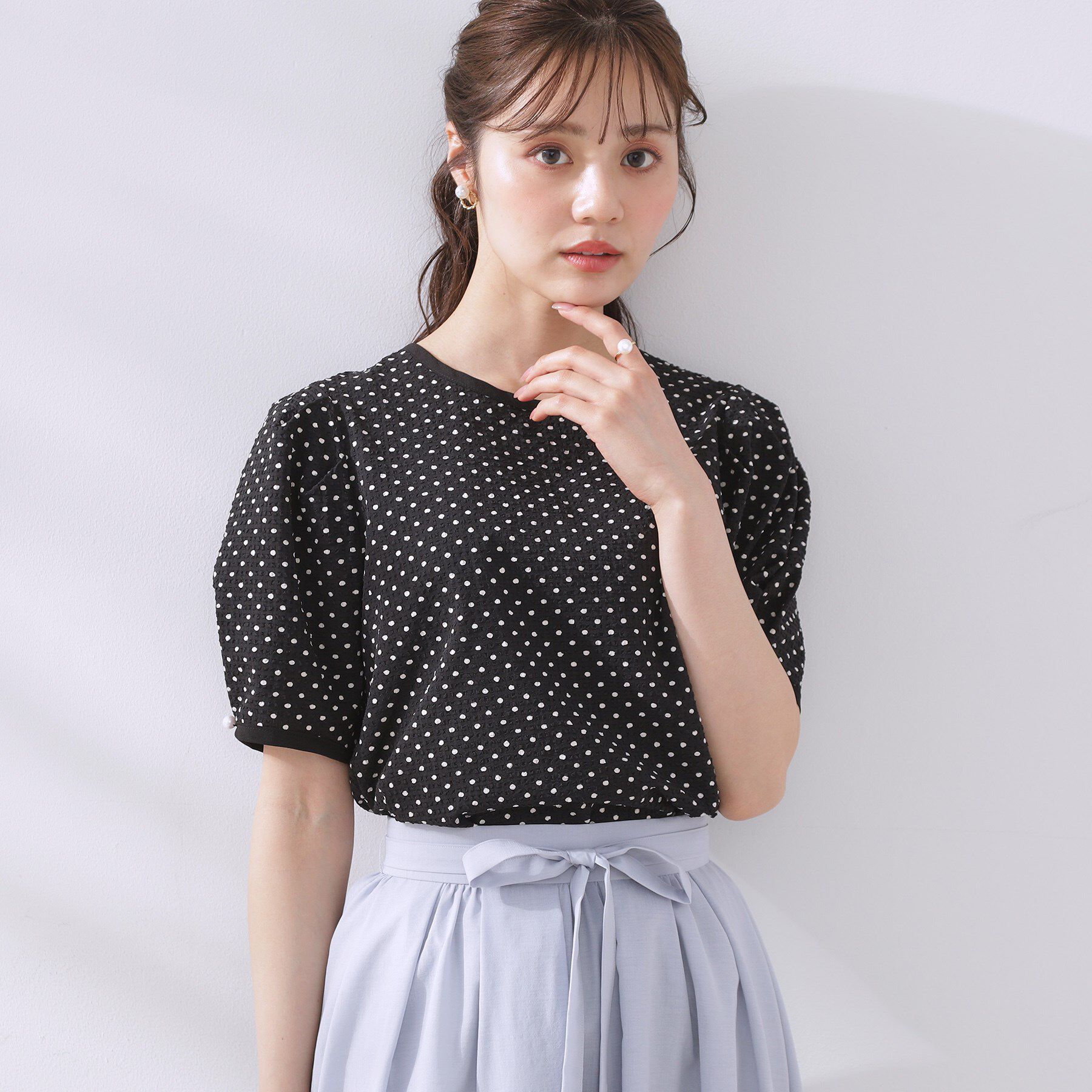 Couture broach「【フェミニン・二の腕カバー・通勤】サッカードットデザインブラウス」|シャツ・ブラウス|
