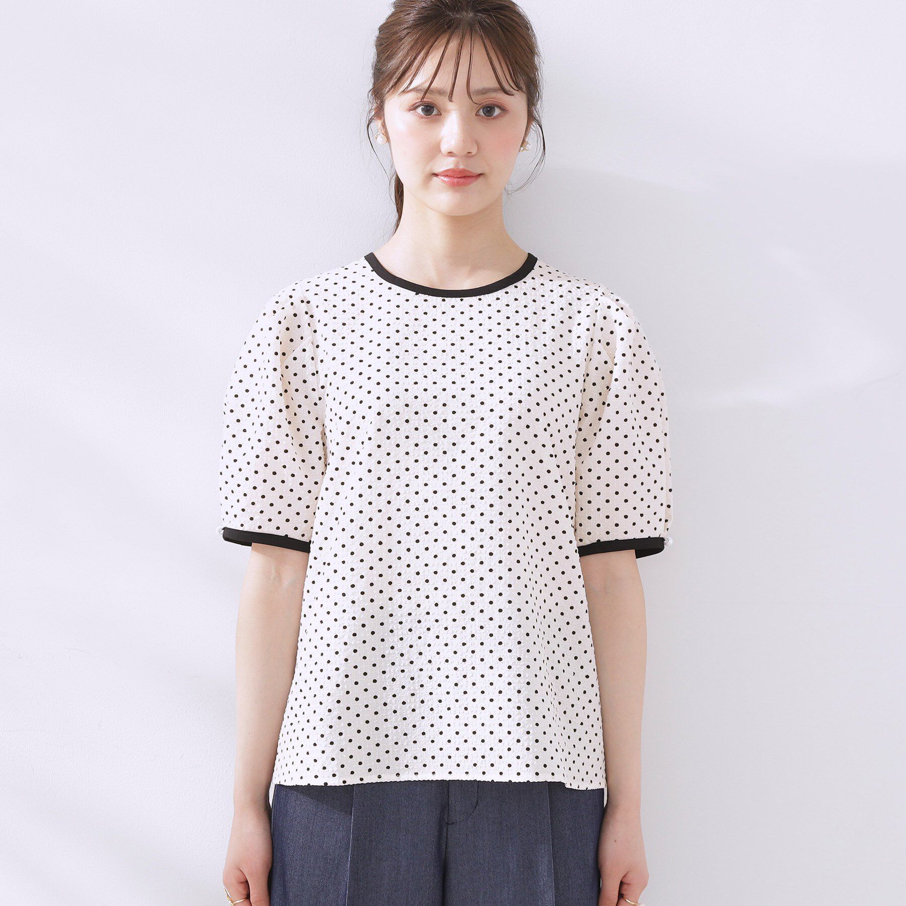 Couture broach「【フェミニン・二の腕カバー・通勤】サッカードットデザインブラウス」|シャツ・ブラウス|