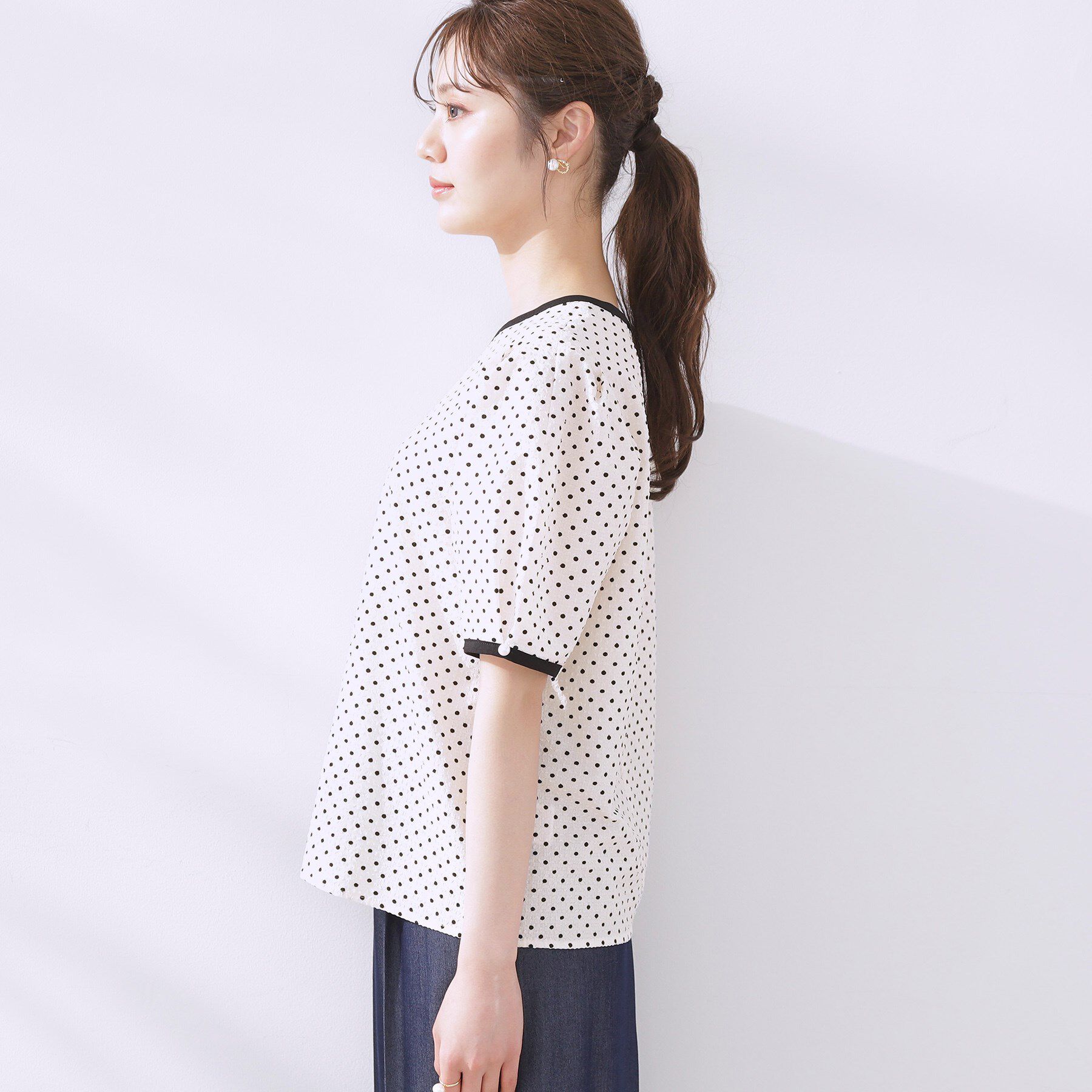 Couture broach「【フェミニン・二の腕カバー・通勤】サッカードットデザインブラウス」|シャツ・ブラウス|