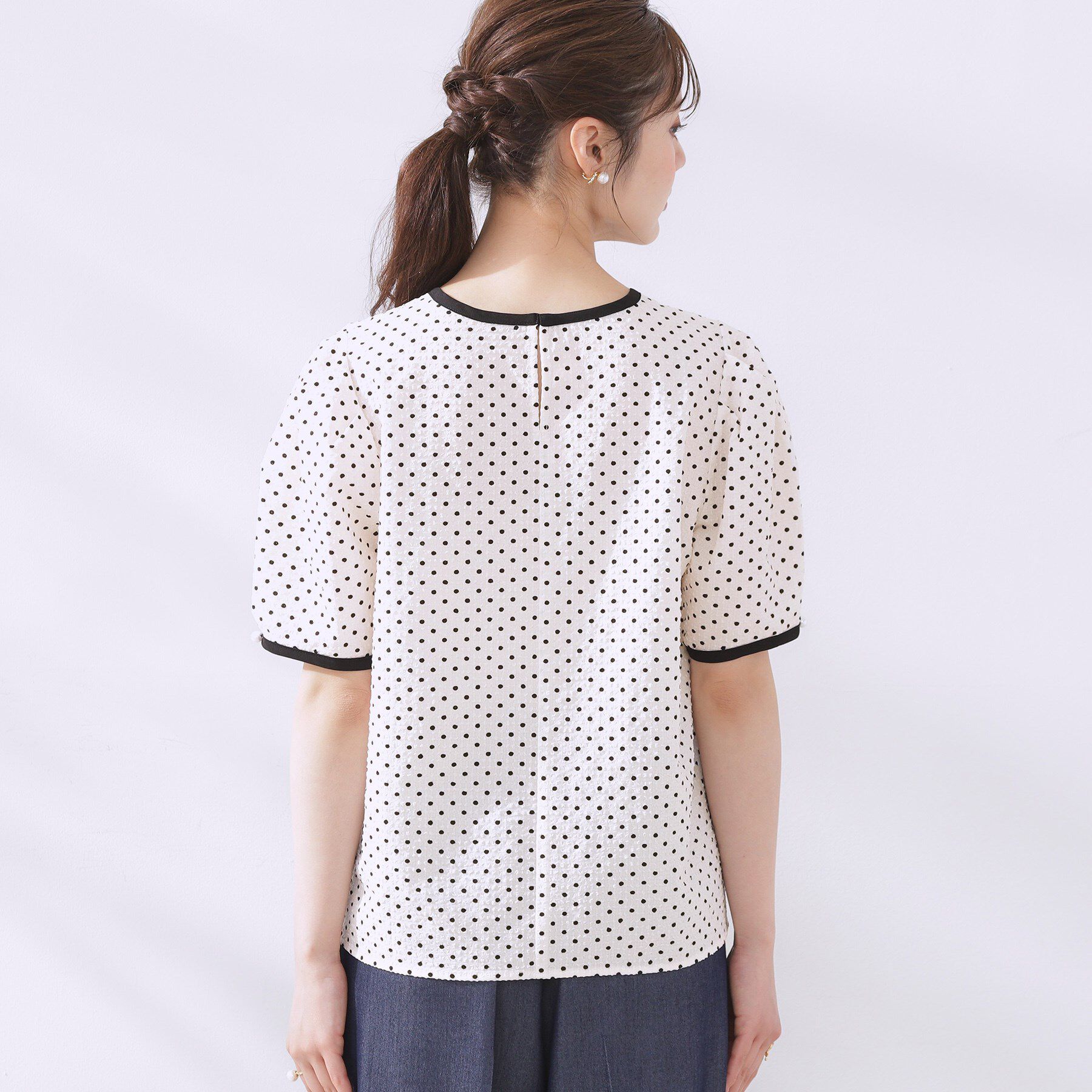 Couture broach「【フェミニン・二の腕カバー・通勤】サッカードットデザインブラウス」|シャツ・ブラウス|