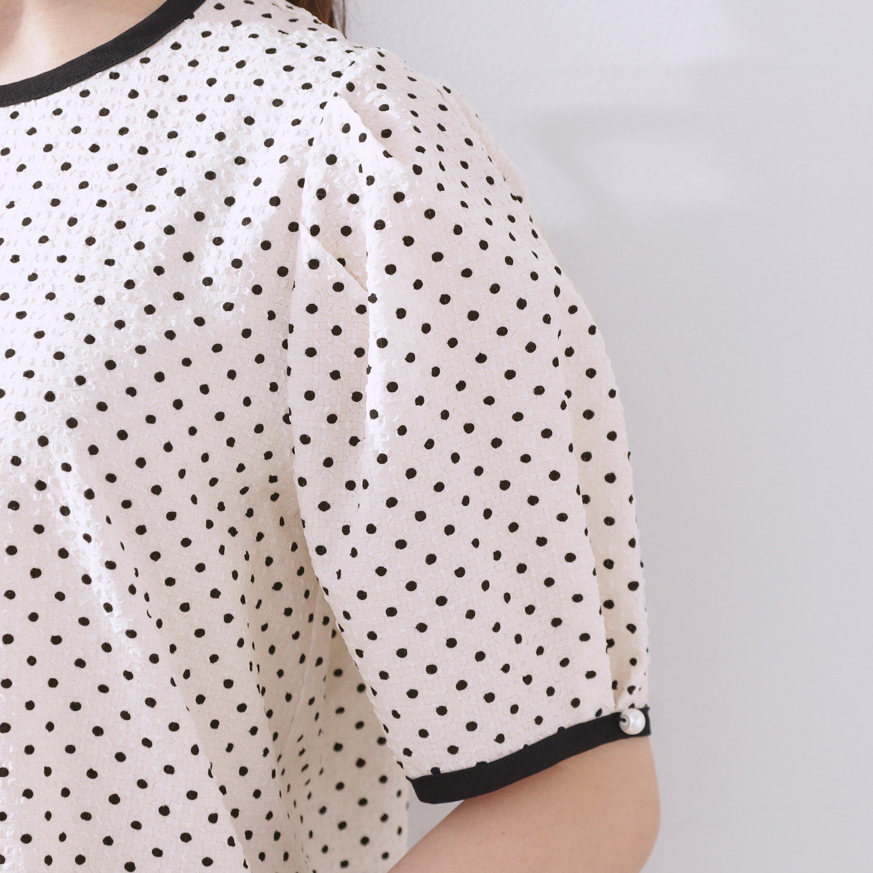 Couture broach「【フェミニン・二の腕カバー・通勤】サッカードットデザインブラウス」|シャツ・ブラウス|