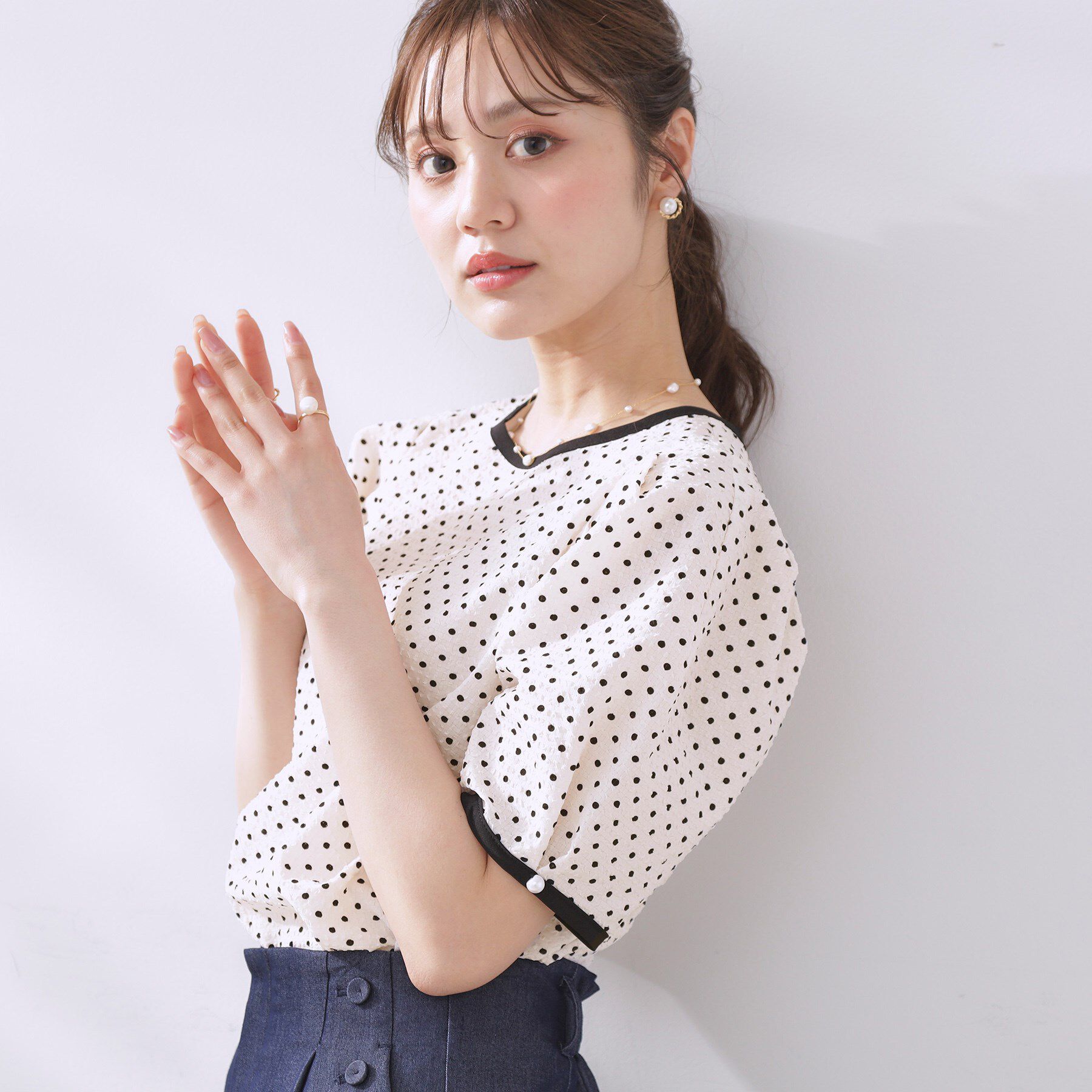 Couture broach「【フェミニン・二の腕カバー・通勤】サッカードットデザインブラウス」|シャツ・ブラウス|