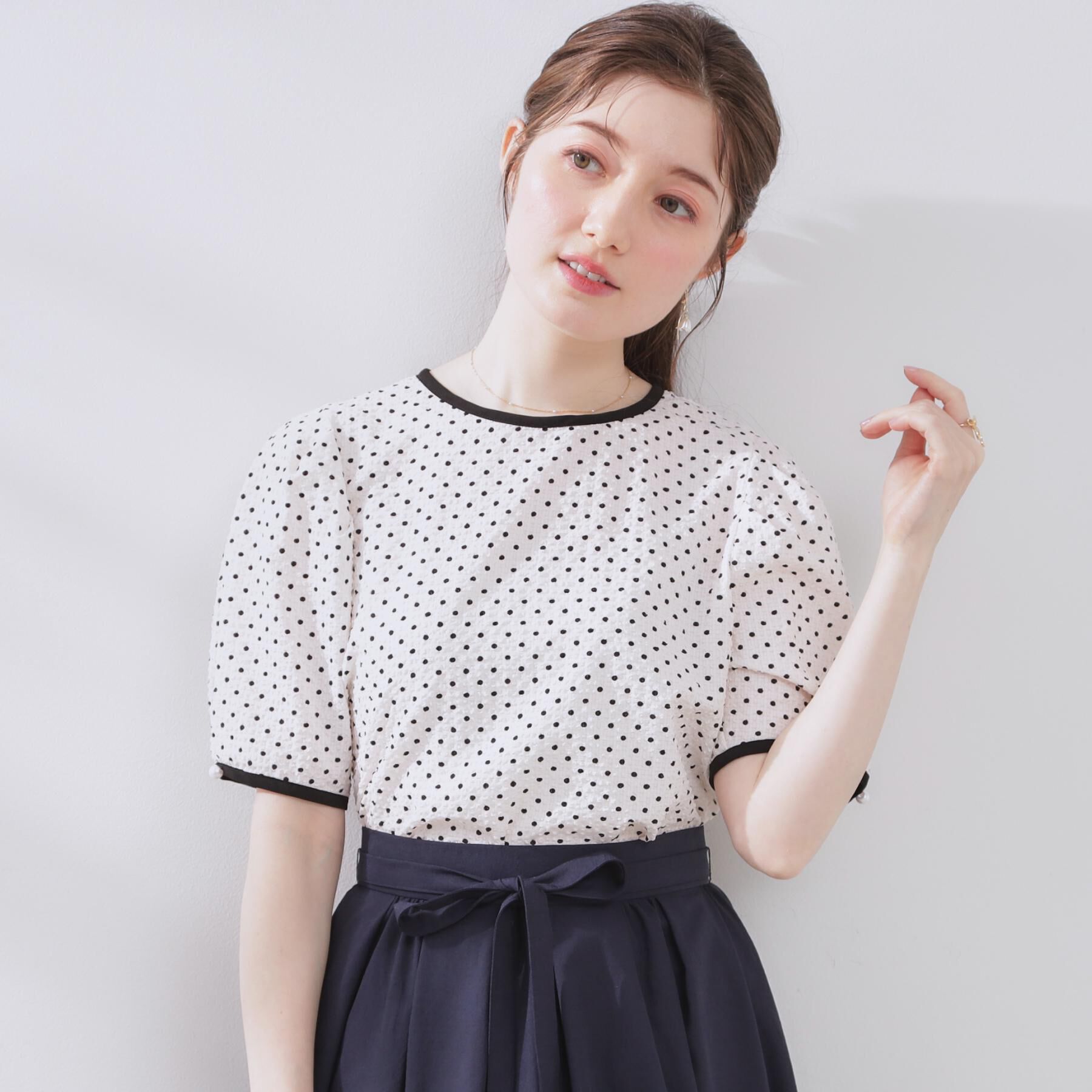 Couture broach「【フェミニン・二の腕カバー・通勤】サッカードットデザインブラウス」|シャツ・ブラウス|