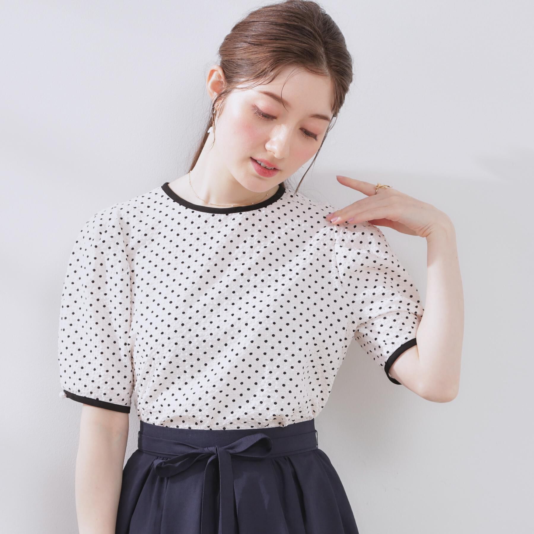 Couture broach「【フェミニン・二の腕カバー・通勤】サッカードットデザインブラウス」|シャツ・ブラウス|