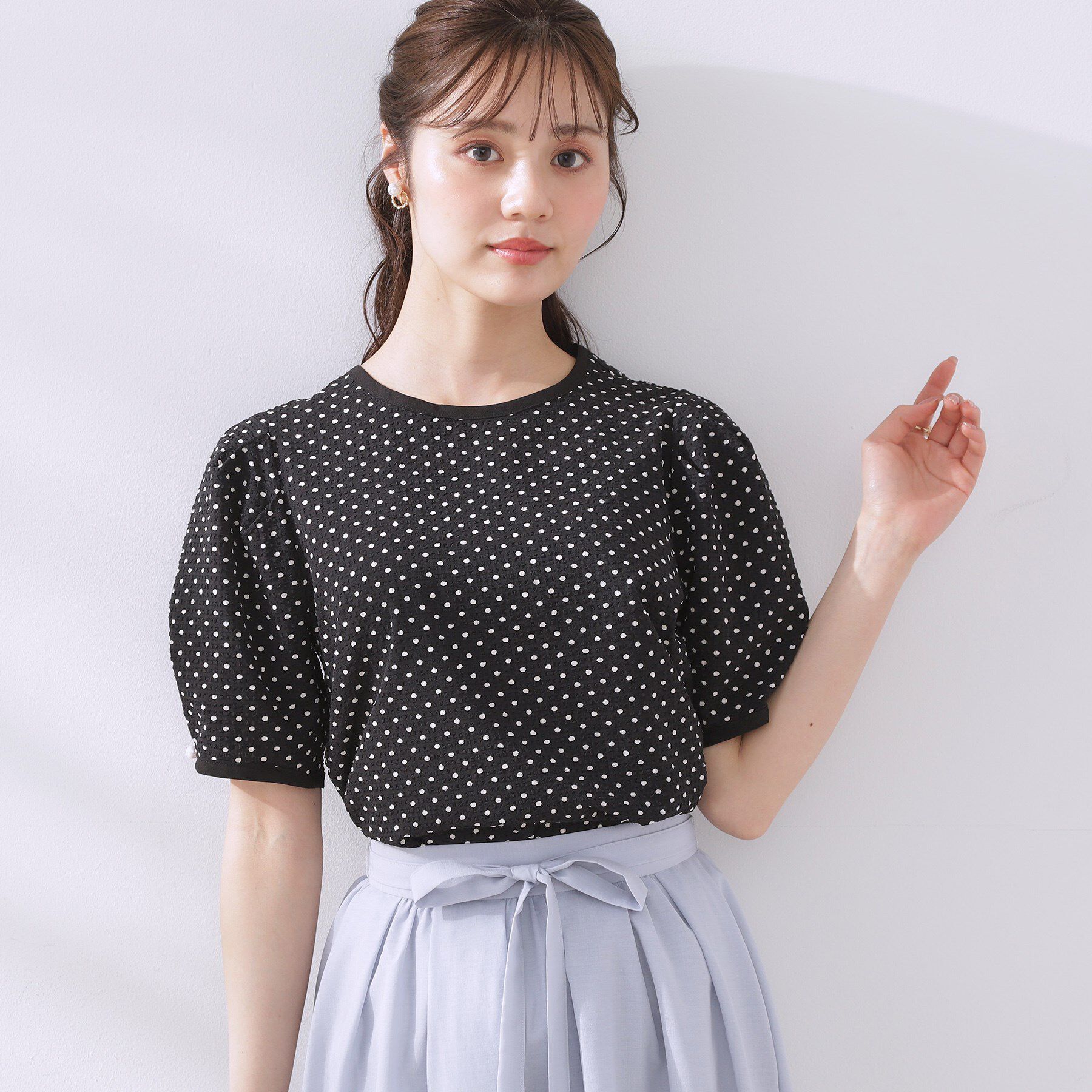 Couture broach「【フェミニン・二の腕カバー・通勤】サッカードットデザインブラウス」|シャツ・ブラウス|ブラック(119)