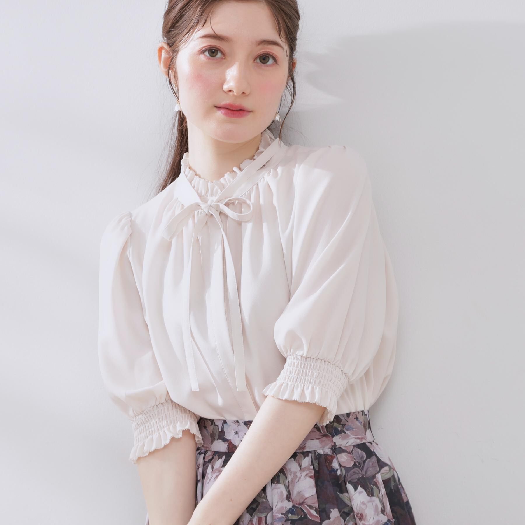 Couture broach「【5分袖・通勤】リボンタイ付きピコフリル5分袖ブラウス」|シャツ・ブラウス|アイボリー(004)