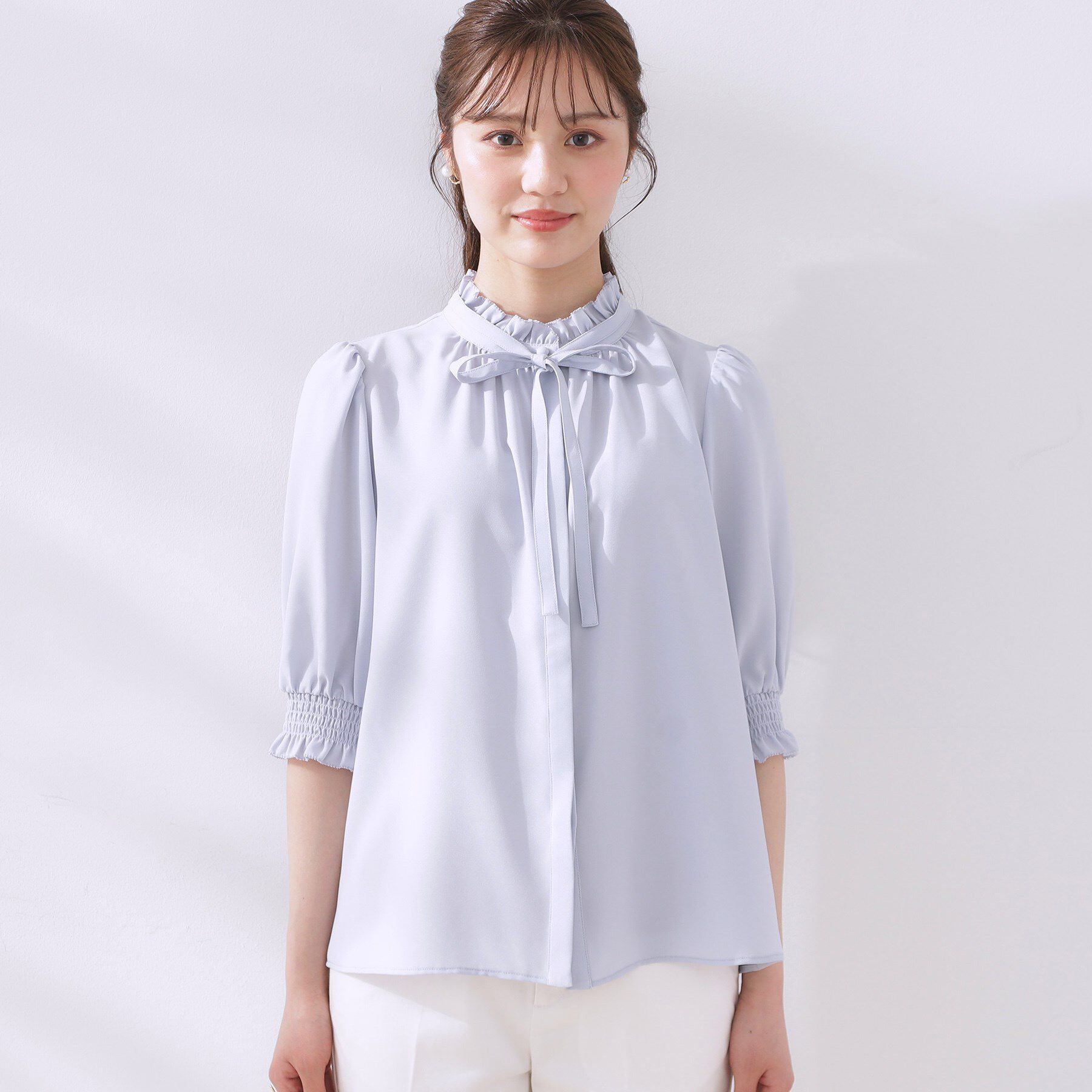 Couture broach「【5分袖・通勤】リボンタイ付きピコフリル5分袖ブラウス」|シャツ・ブラウス|