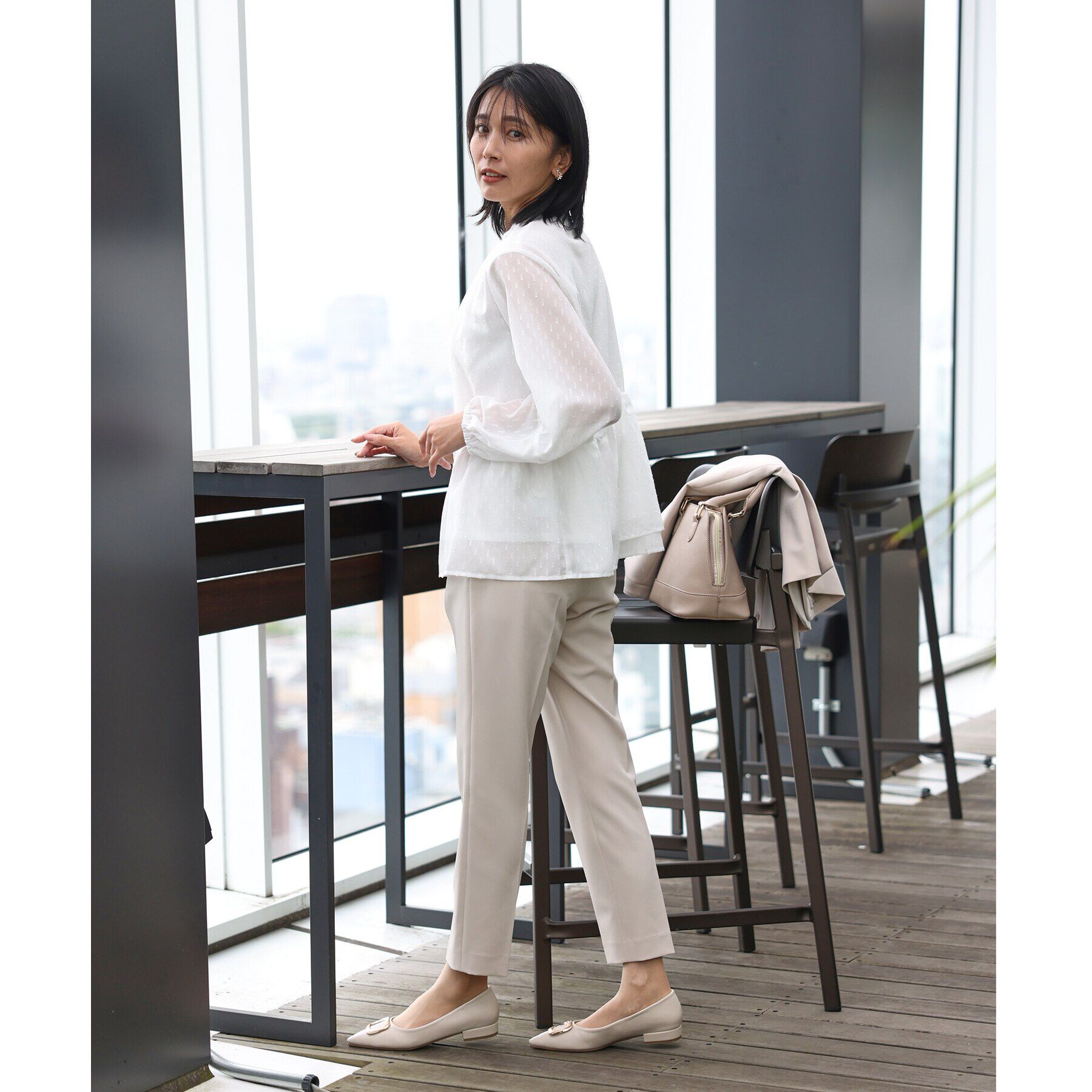 THE SHOP TK「【ONOFF活躍/セレモニー/通勤】カットジャカードペプラムブラウス/洗える」|シャツ・ブラウス|