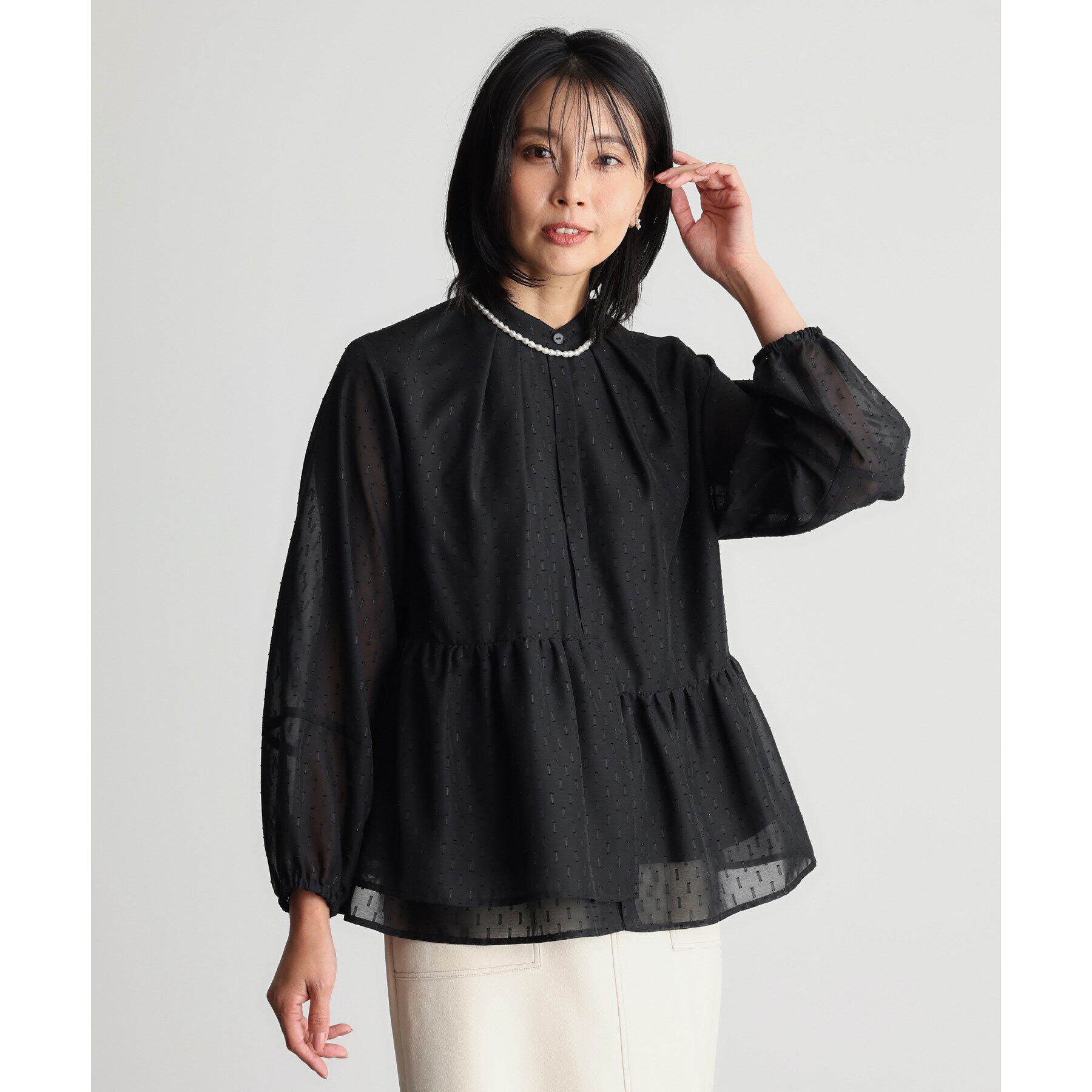 THE SHOP TK「【ONOFF活躍/セレモニー/通勤】カットジャカードペプラムブラウス/洗える」|シャツ・ブラウス|ブラック(019)