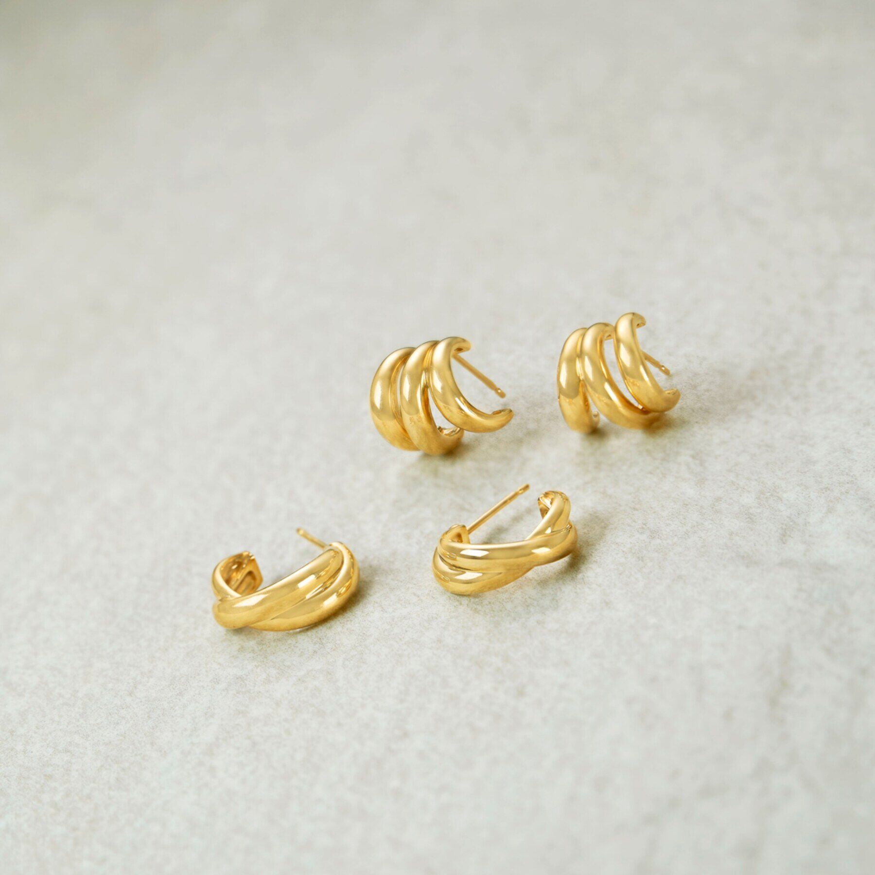 COCOSHNIK「K10甲丸ツイストフープ スタッドピアス」|ピアス|