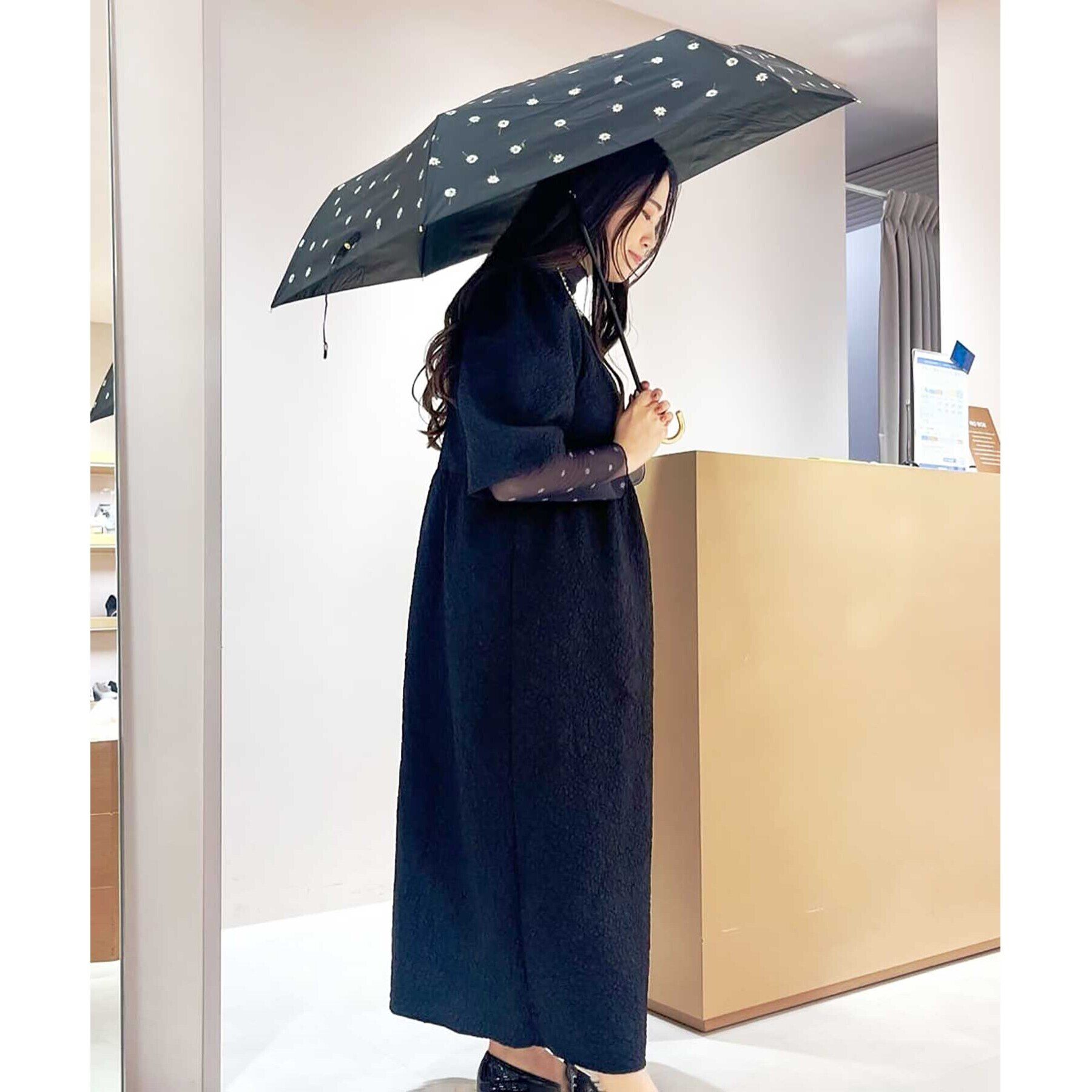 Ober Tashe「遮光率100％ UVカット率100％ 遮光ゴールドラインマーガレットmini 日傘 晴雨兼用 折りたたみ傘」|傘|