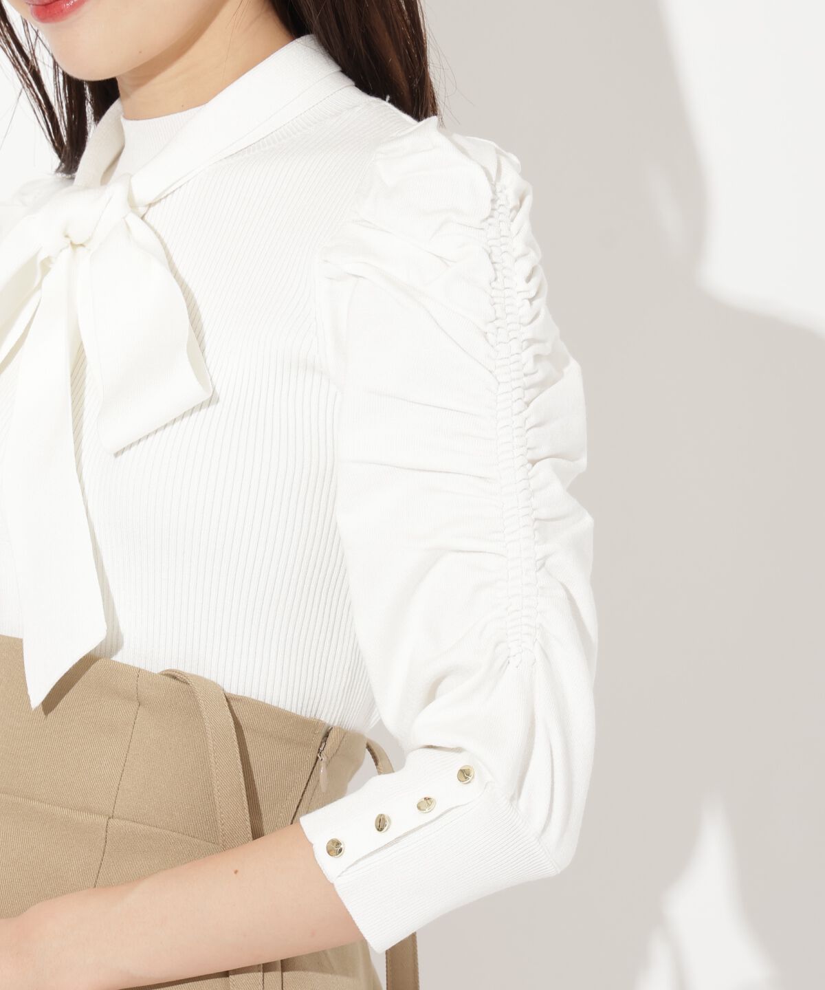 アンドクチュール「袖ギャザーボウタイ付きニットプルオーバー」|ニット・セーター|