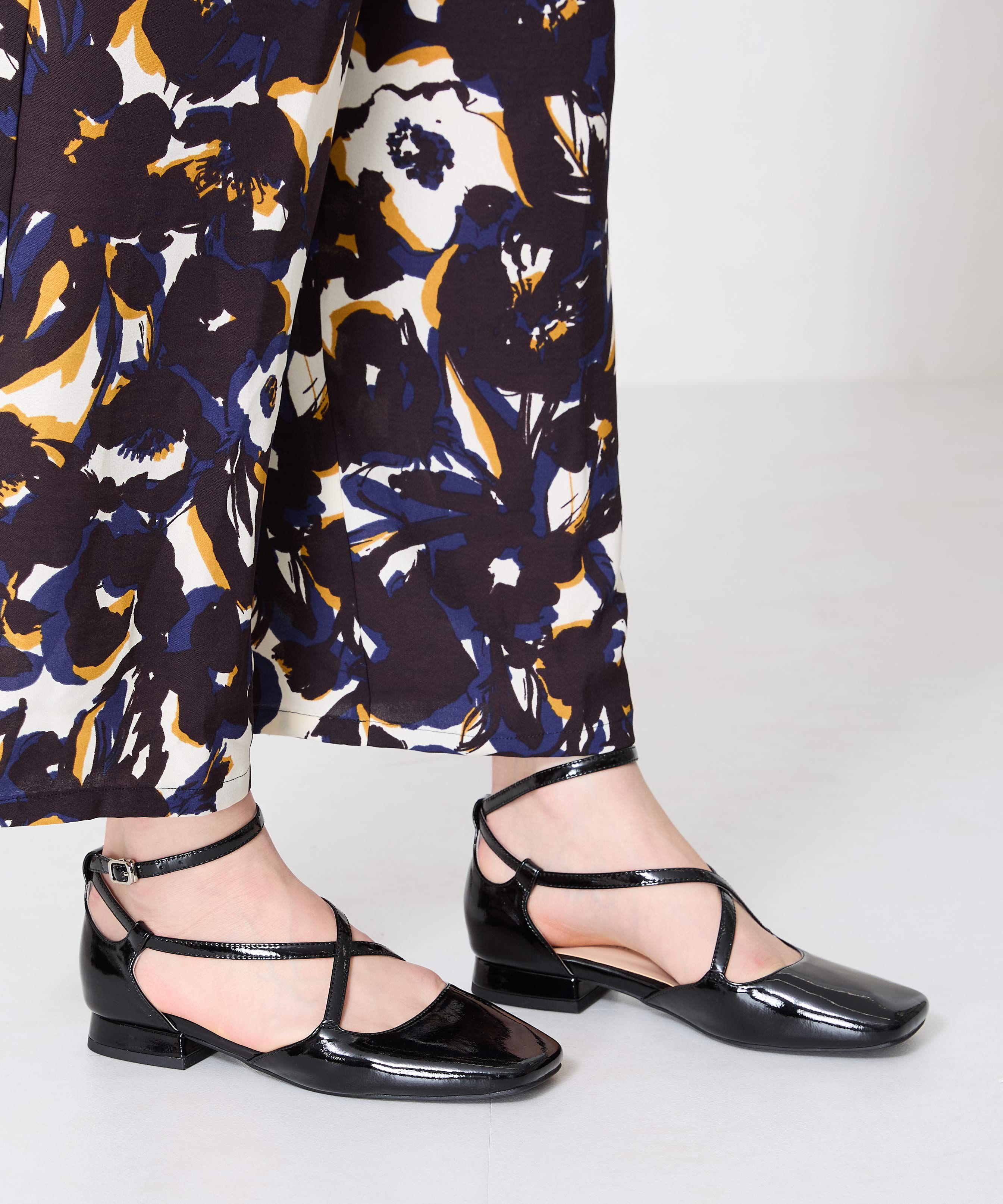 ORiental TRaffic「●2025春夏新作●クロスデザインフラットパンプス/51119」|パンプス|BLACK