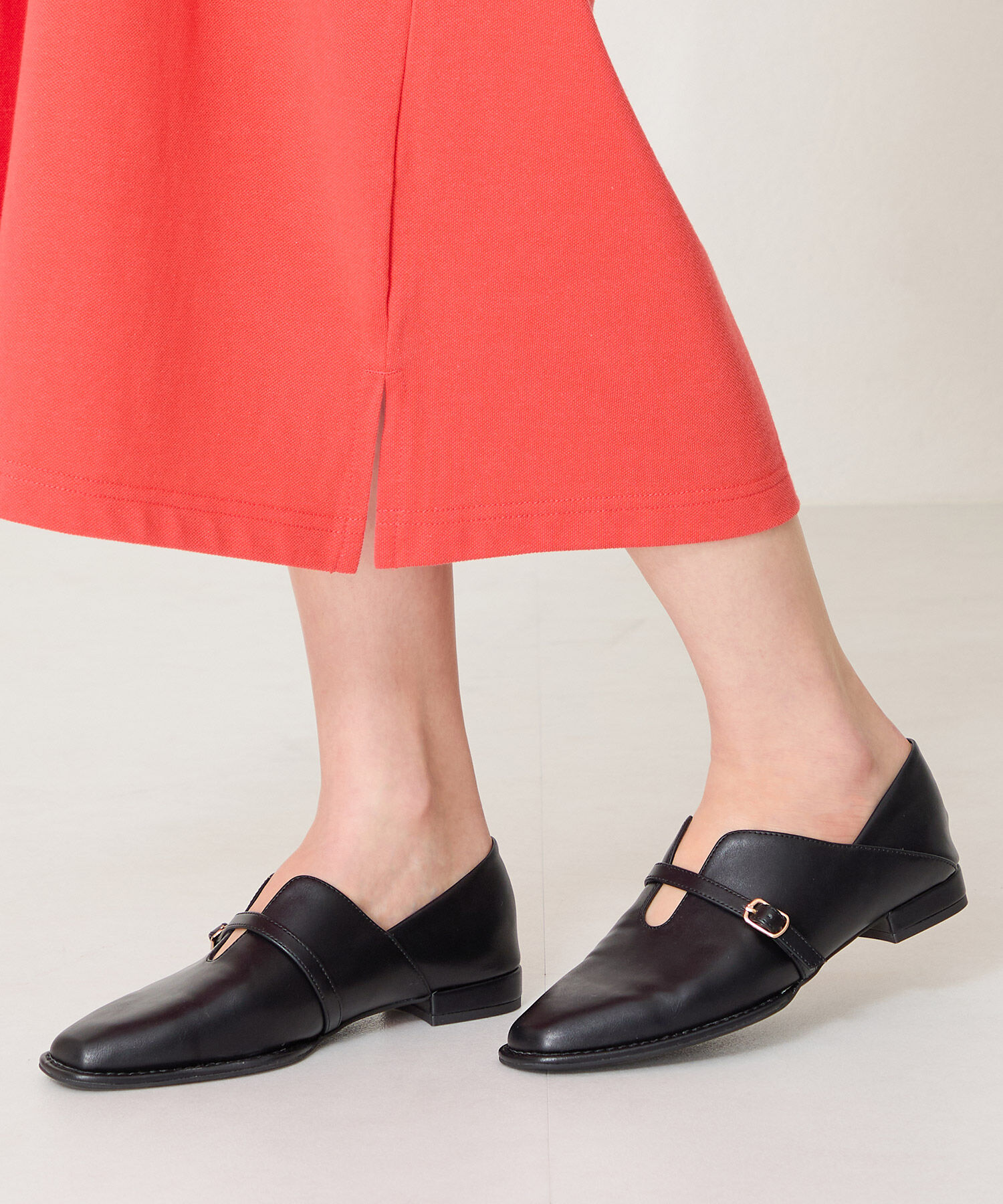 ORiental TRaffic「【WEB限定】ベルトデザインウエーブカットバブーシュ /55104 パンプス フラット 甲深 通勤靴」|パンプス|