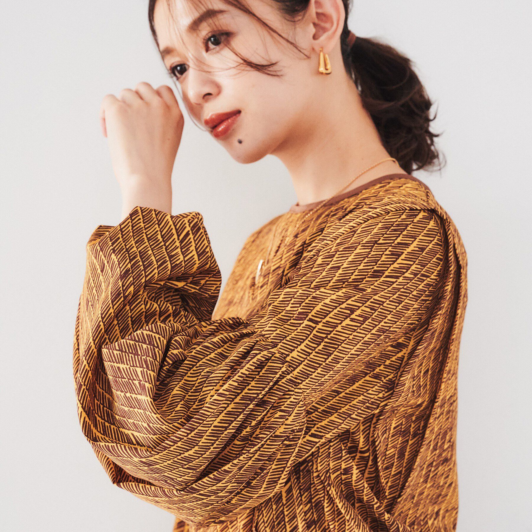 UNTITLED「【ボリューム袖/袖ゴム】ヴィンテージアートへリンボン」|シャツ・ブラウス|