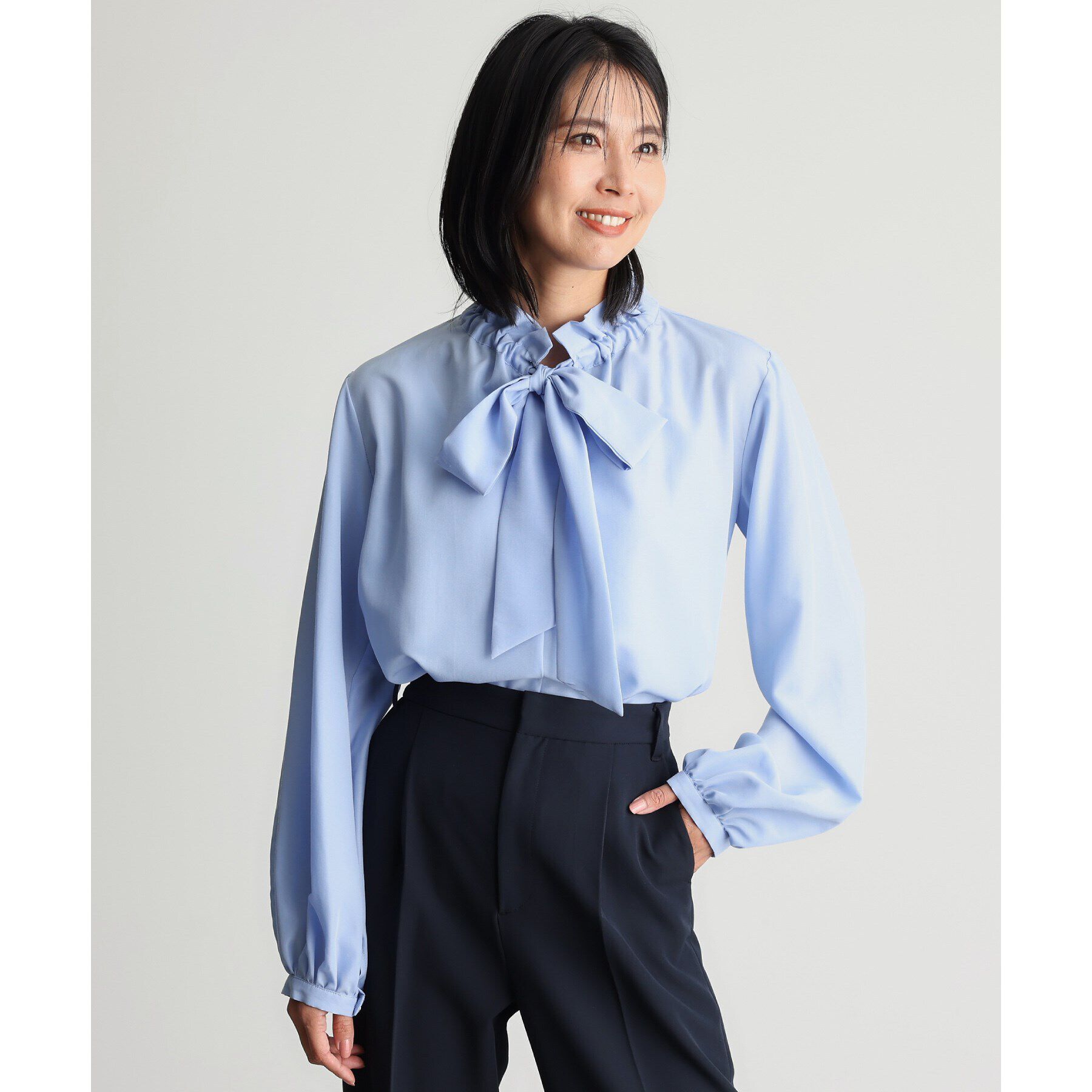 THE SHOP TK「【ONOFF活躍/セレモニー/通勤】ギャザーリボンタイブラウス/洗える」|シャツ・ブラウス|ブルー(091)
