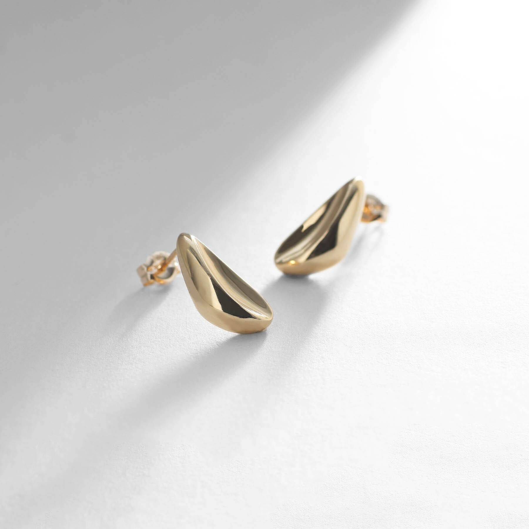 COCOSHNIK「K10シードシェイプホロウ スタッドピアス」|ピアス|