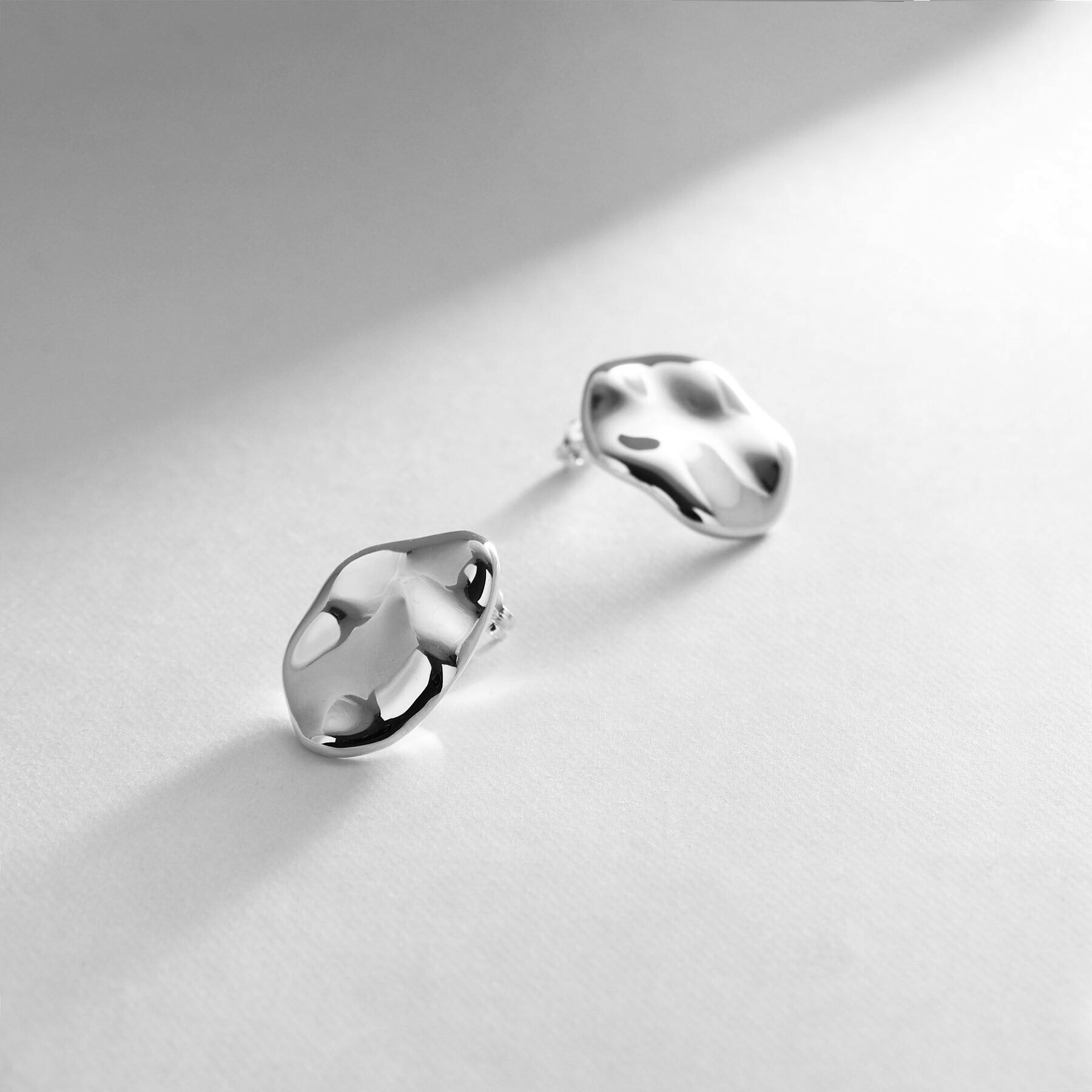 COCOSHNIK ONKITSCH「シルバー ニュアンスピアス アシンメプレート」|ピアス|