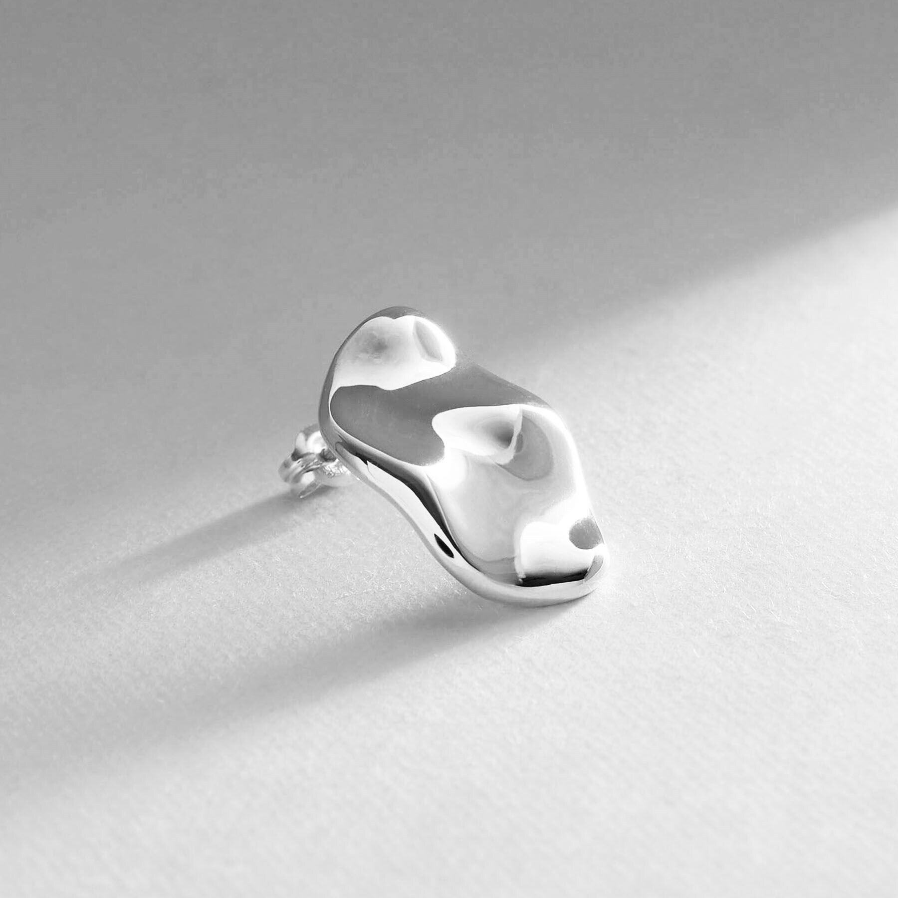 COCOSHNIK ONKITSCH「シルバー ニュアンスピアス アシンメプレート」|ピアス|