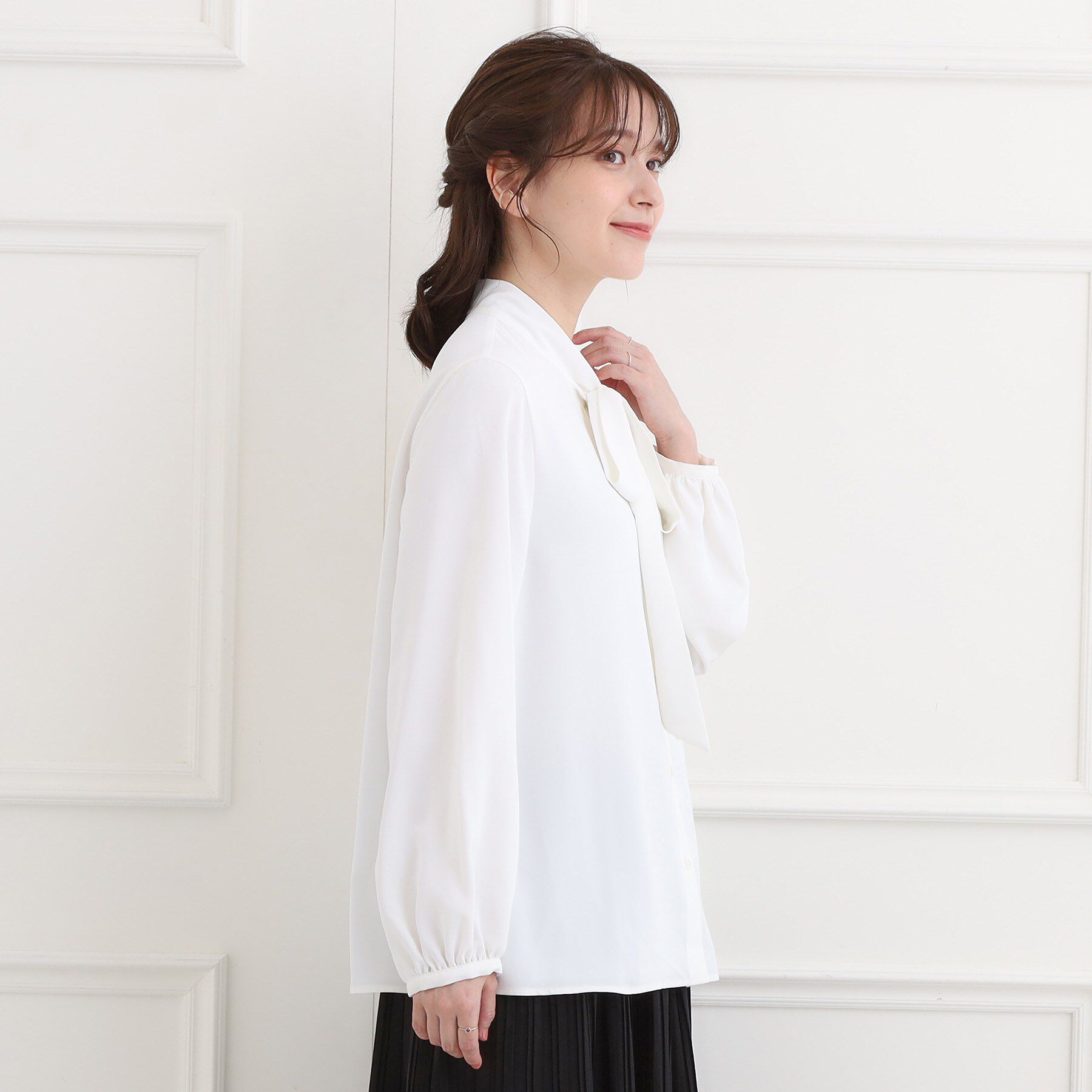 SHOO･LA･RUE「【洗濯機可】すっきりバランスにこだわった リボンタイブラウス」|シャツ・ブラウス|